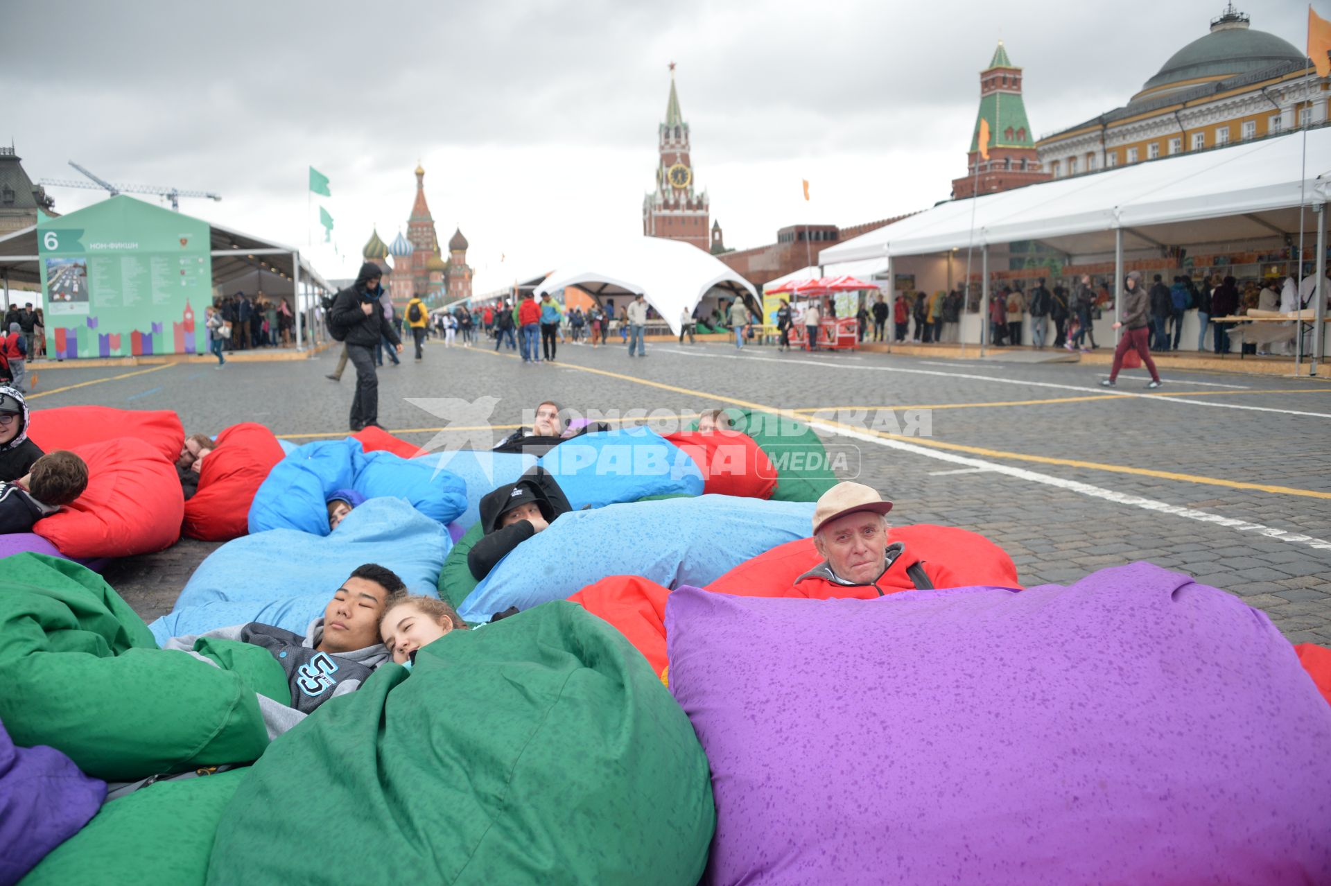 Москва. Посетители укрывались от холода   мягкими пуфиками  на книжном фестивале `Красная площадь`.