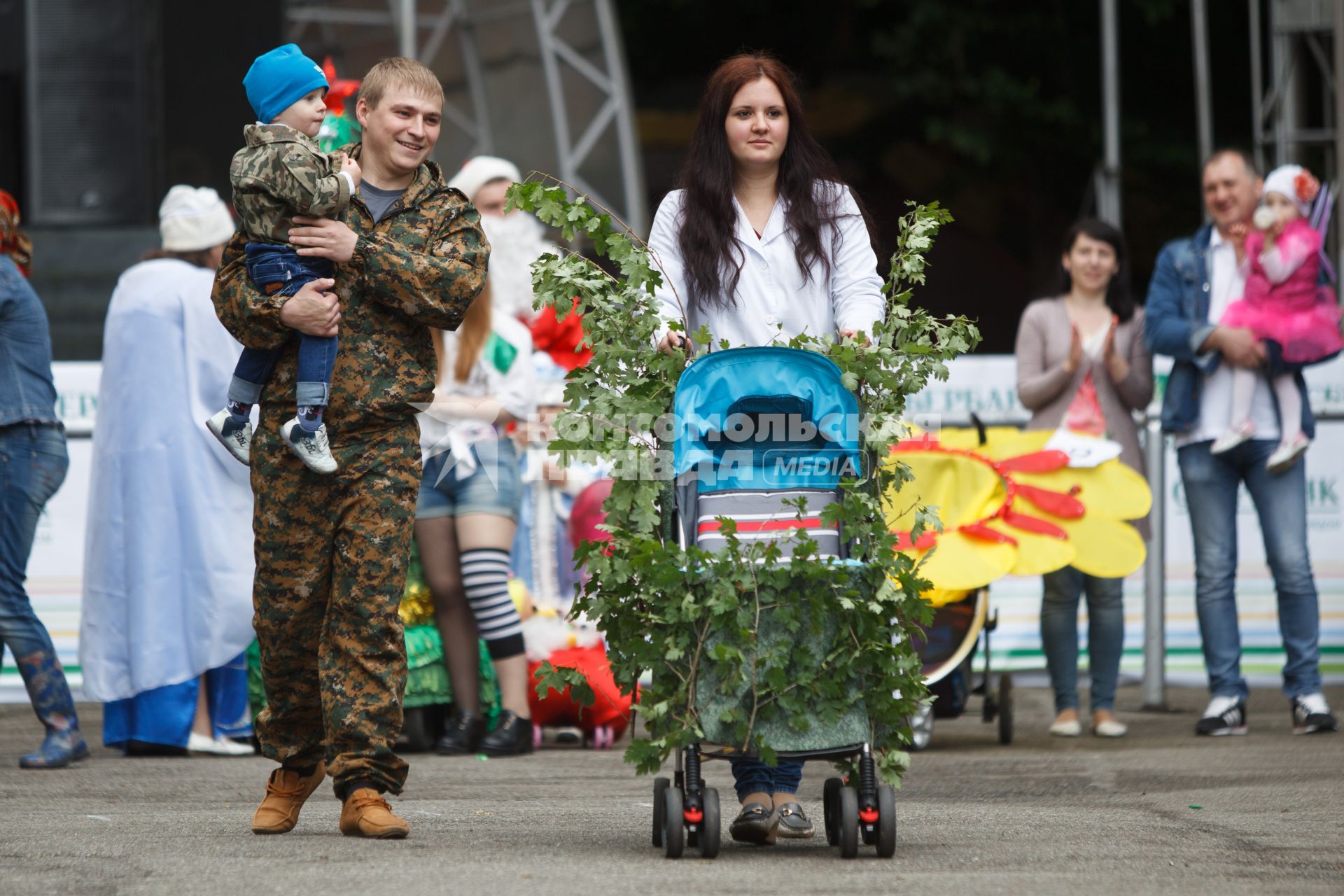 Ставрополь. Участники конкурса `Дефиле колясок`.