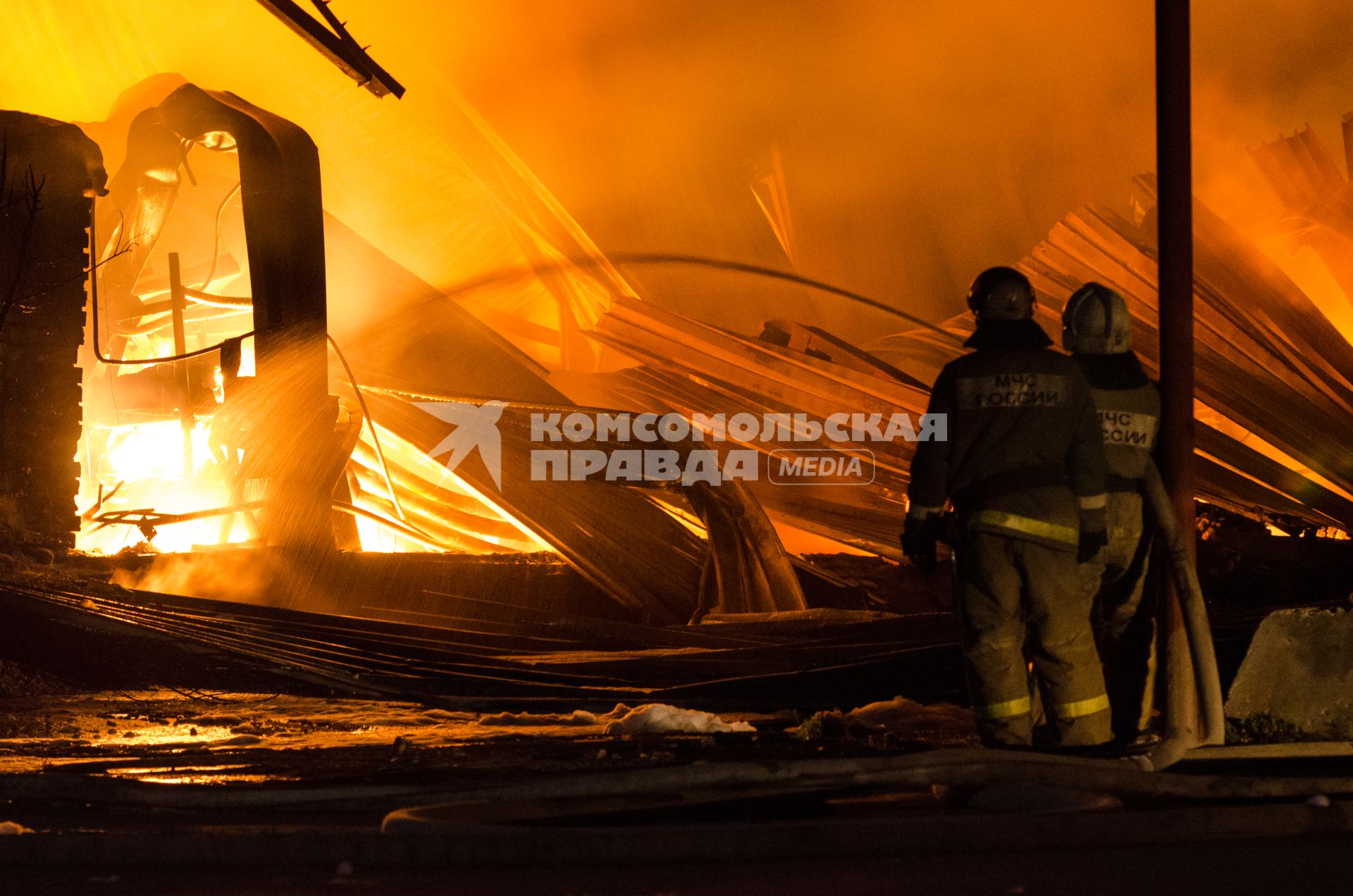 Самара.  Пожар  на территории бывшего асфальтобетонного  завода.