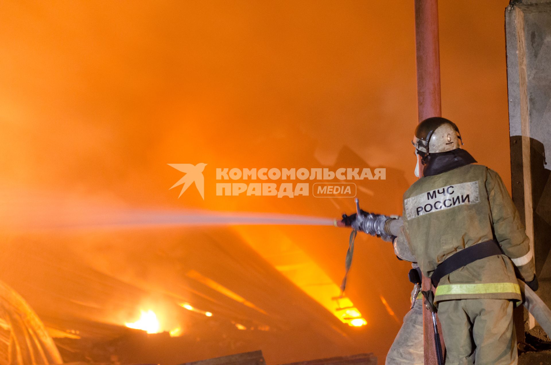 Самара.  Пожар  на территории бывшего асфальтобетонного  завода.