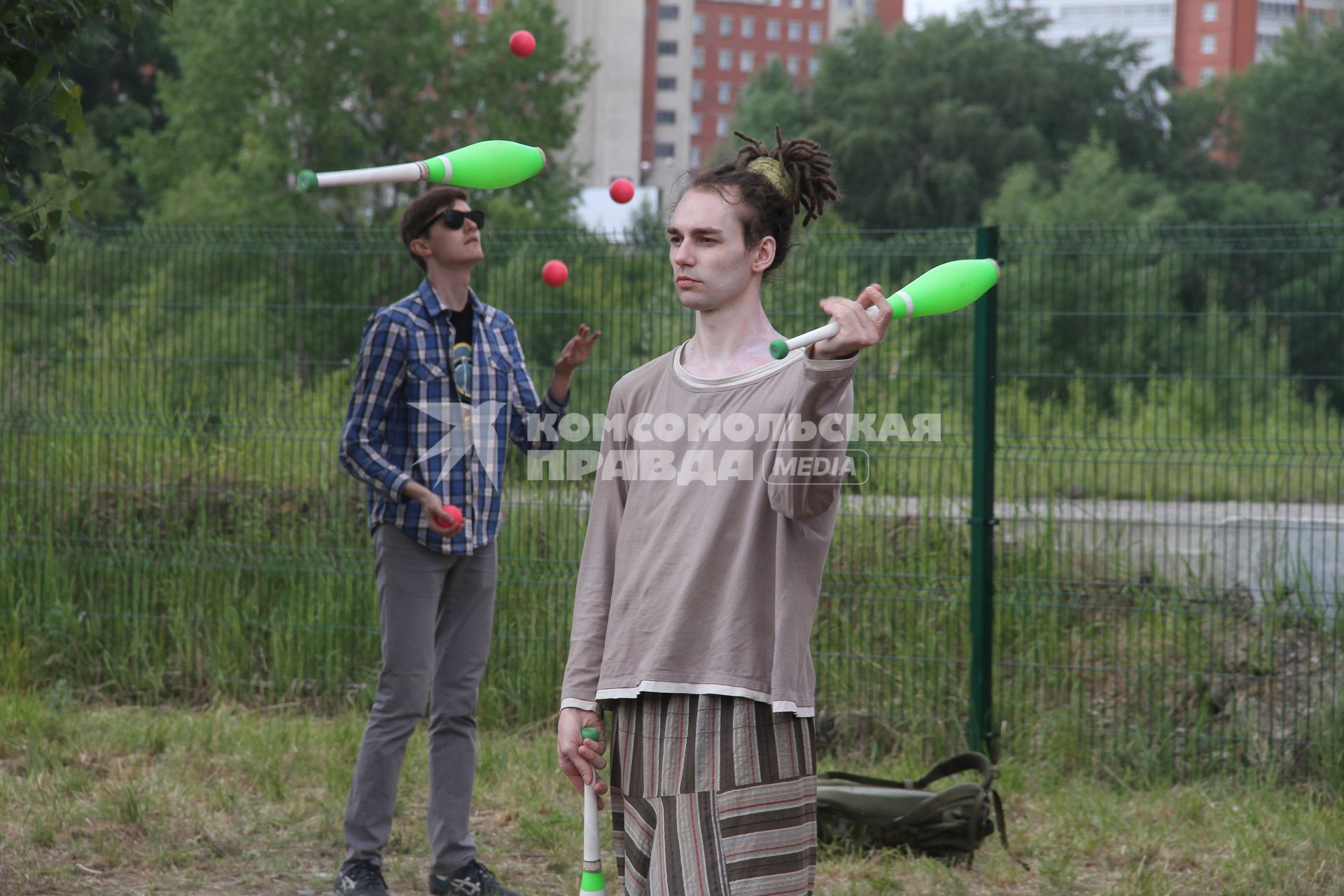 Нижний Новгород. Фестиваль жонглеов. Мужчина жонглирует булавами.