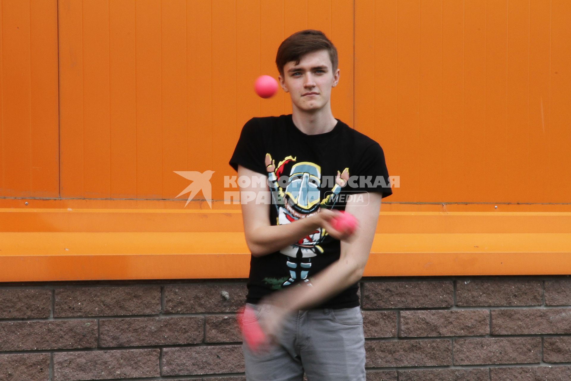 Нижний Новгород. Фестиваль жонглеов. Мужчина жонглирует мячами.