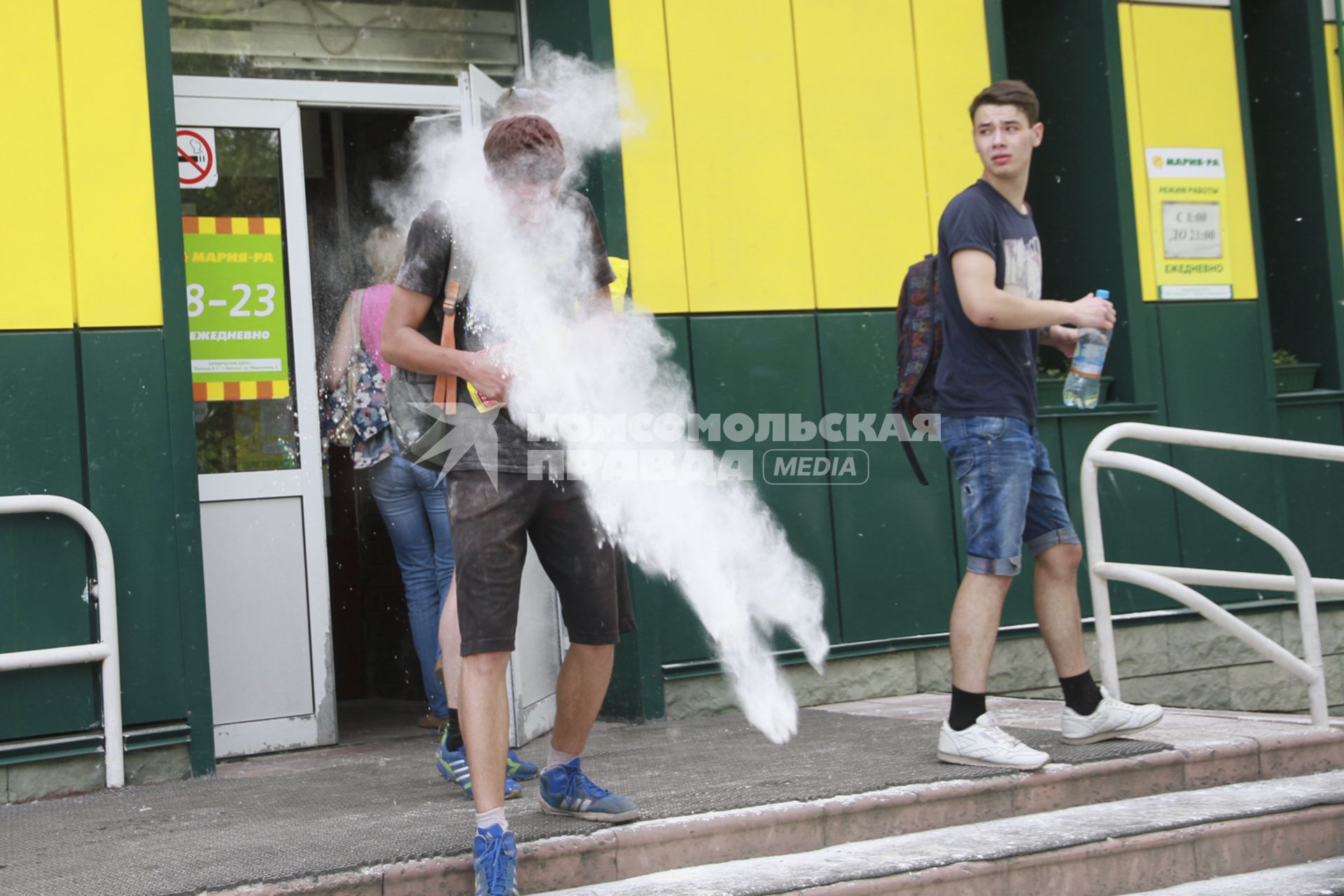 Барнаул. Подростки обсыпаются мукой   на фестивале красок.