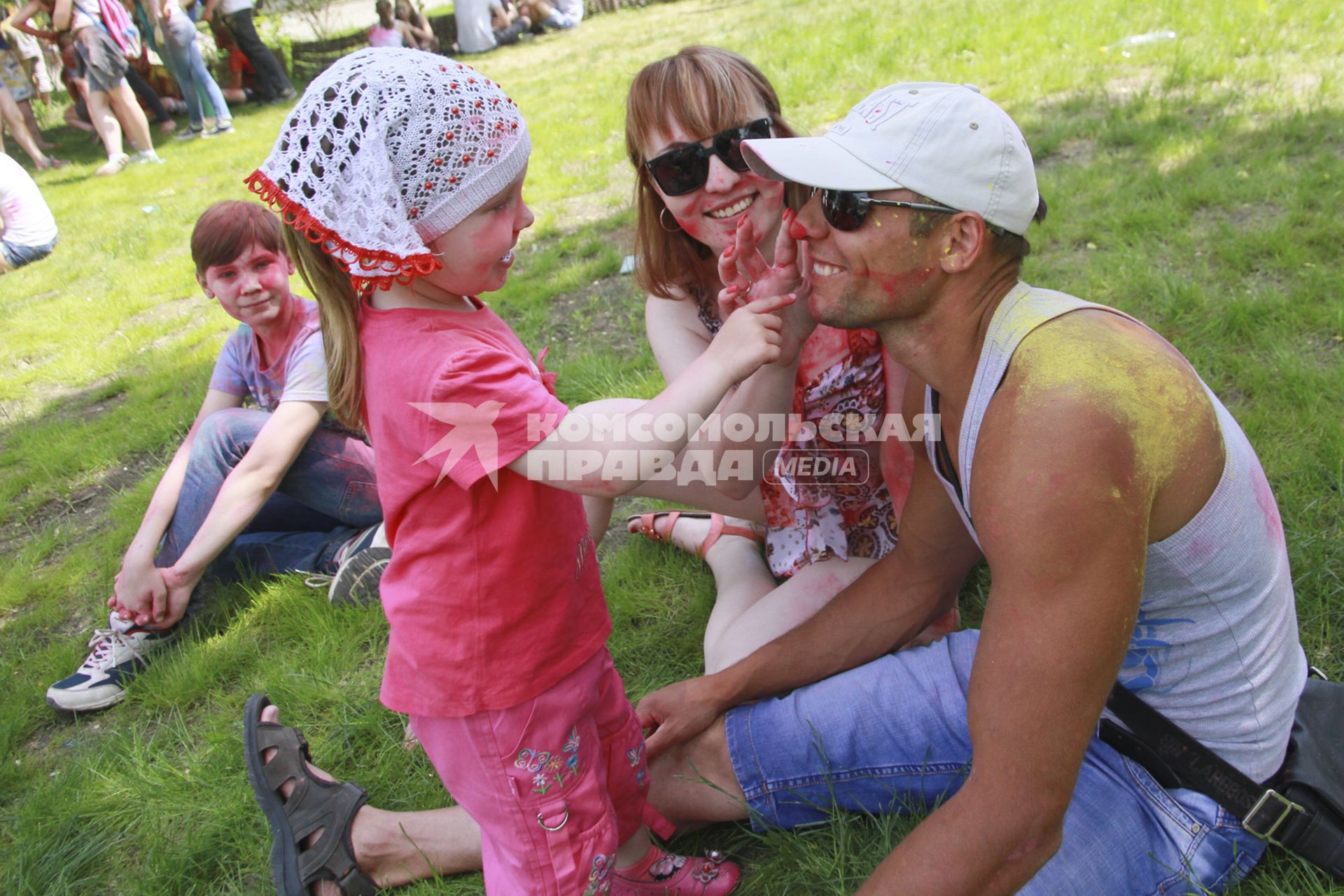 Барнаул. Женщина ,мужчина и ребенок  на фестивале красок.