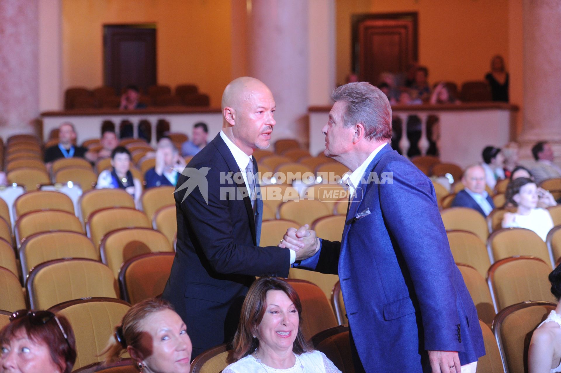 Сочи.  Режиссер Федор Бондарчук  и певец Лев Лещенко (слева направо) на церемонии открытия XXVII  Открытого Российского кинофестиваля `Кинотавр`.