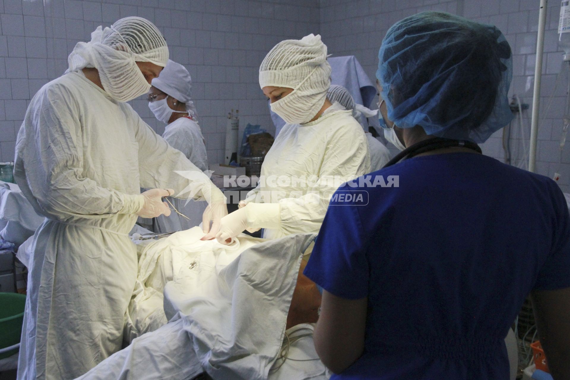 Барнаул. В отделении гинекологии больницы скорой помощи идет хирургическая операция.