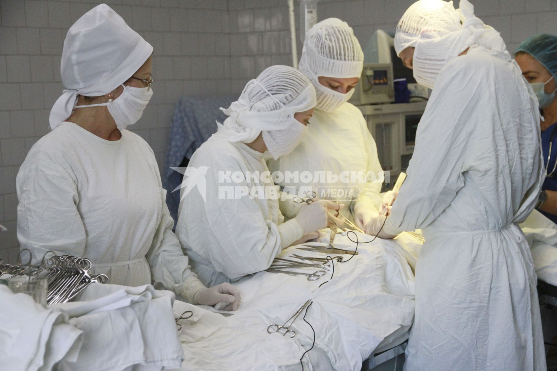 Барнаул. В отделении гинекологии больницы скорой помощи идет хирургическая операция.