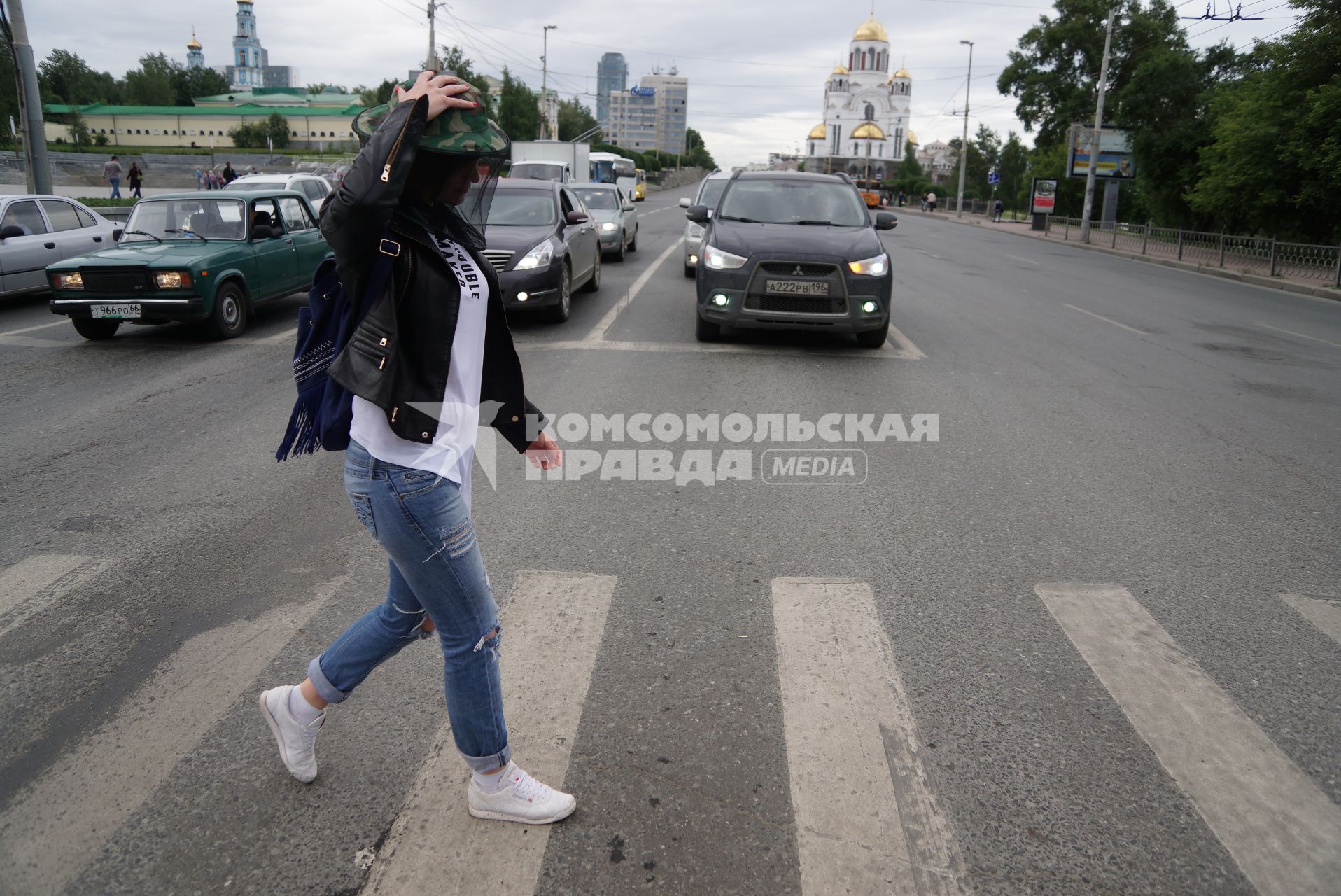 Екатеринбург. Корреспондент КП-Екатеринбург Екатерина Салтыкова идет в москитной сетке, проверяя действенность методов защиты от комаров.