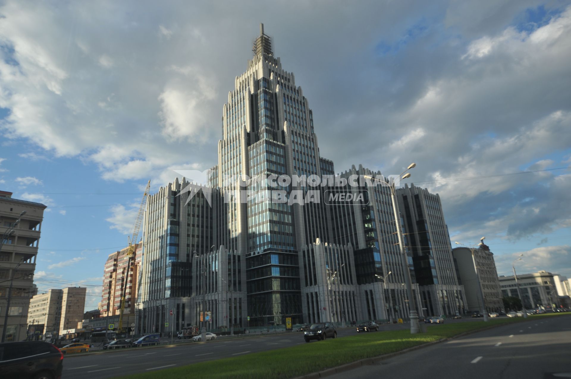 Москва.  Здание бизнес-центра `Оружейный` на Садовом кольце.