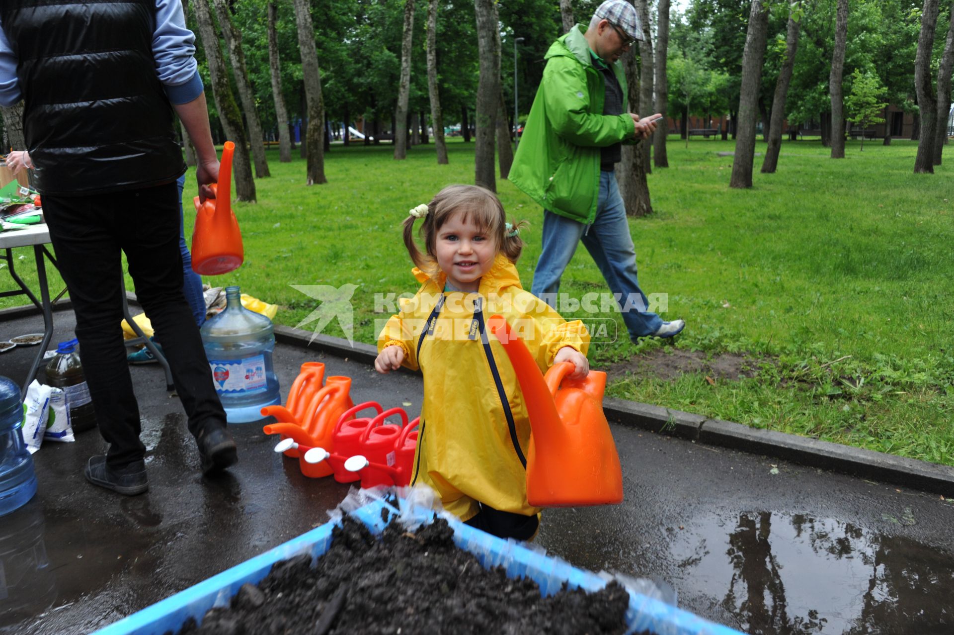 Москва.  В Перовском парке  в рамках проекта ` Дача в большом городе` горожане своими руками сажают  овощи.