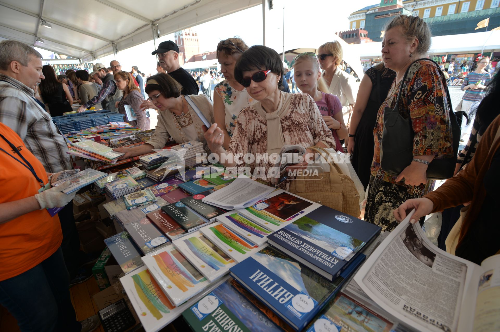 Москва. Посетители  на книжном фесивале `Красная площадь`.