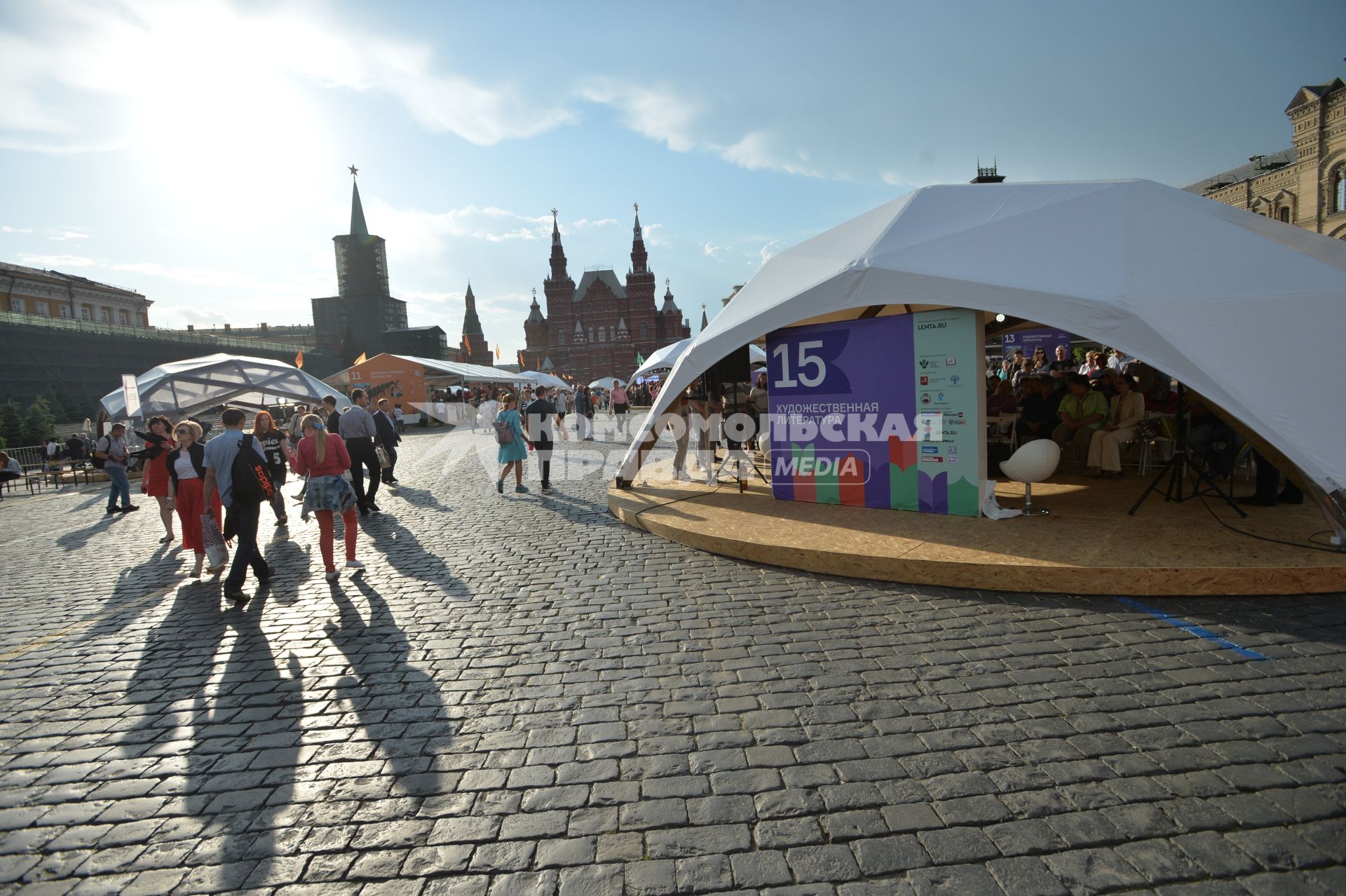 Москва.  Посетители на книжном фестивале `Красная площадь`.