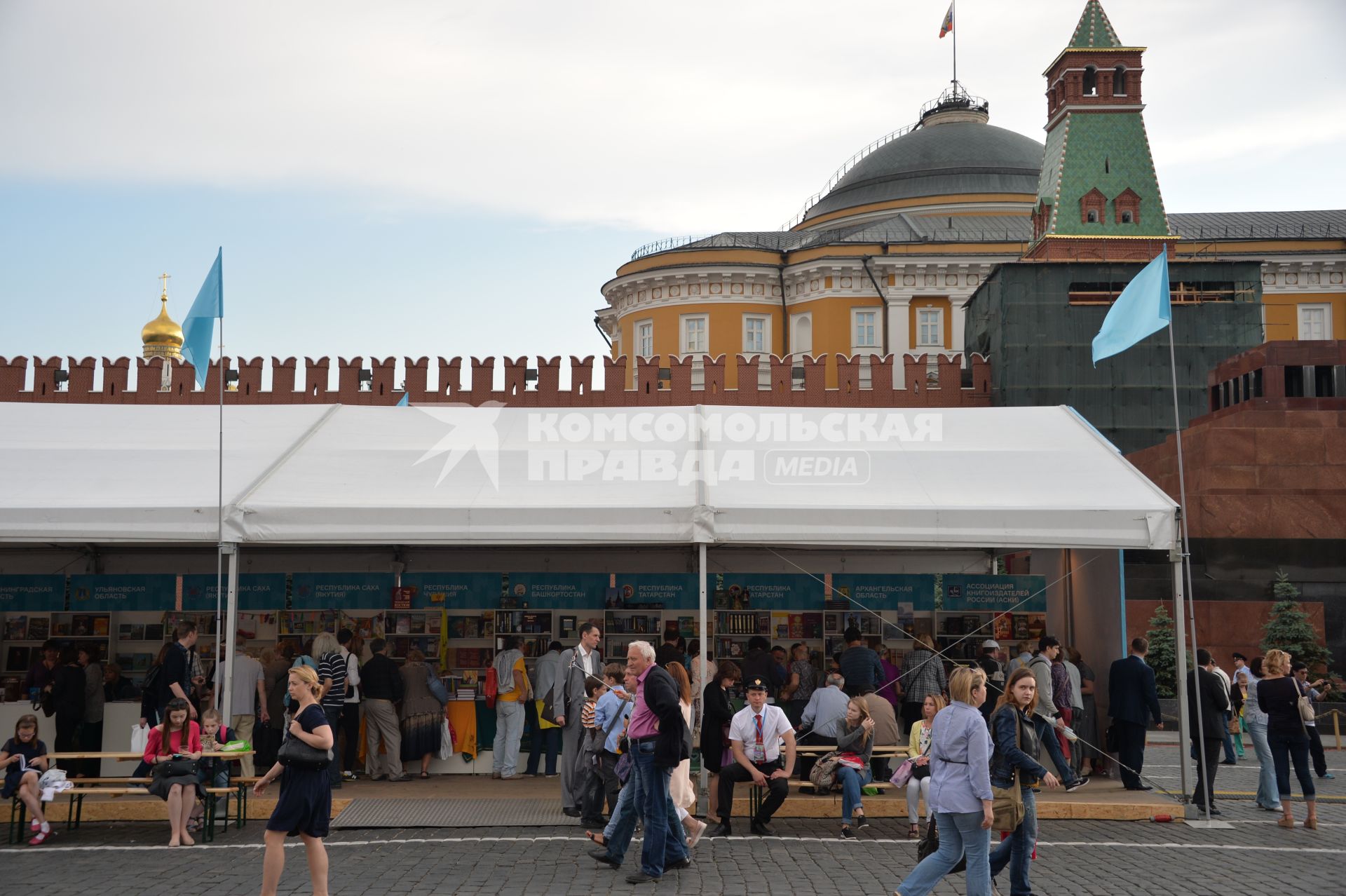 Москва.   Посетители на книжном фестивале `Красная площадь`.