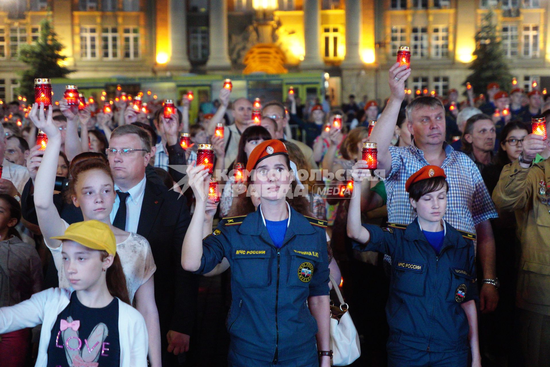Екатеринбург. Участники всероссийской акции \'Свеча памяти\' в день начала Великой Отечественной войны, стоят с свечами на площади 1905 года