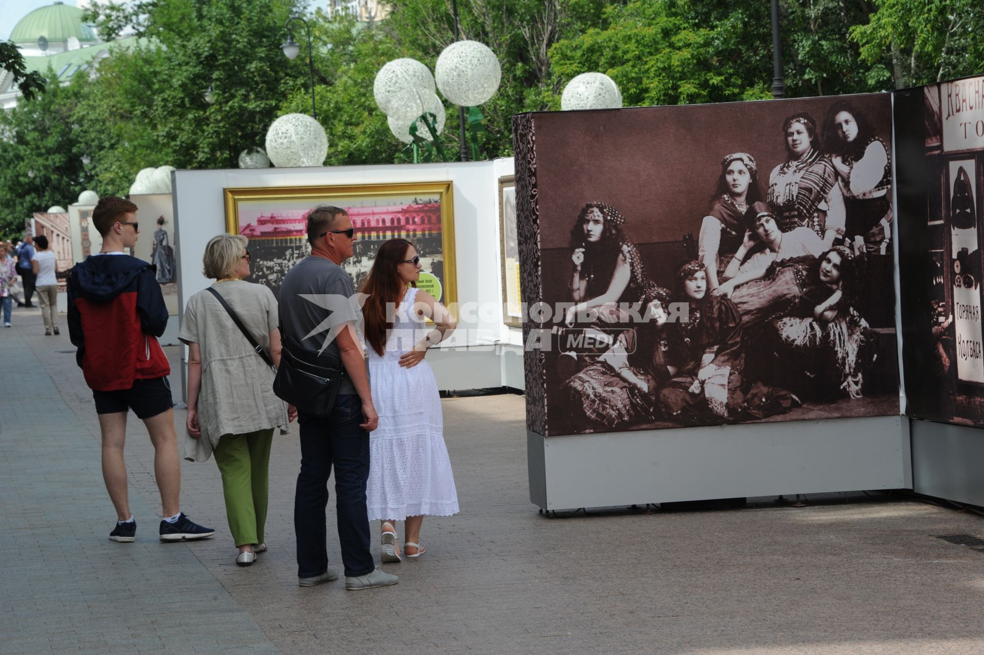 Москва. Прохожие прогуливаются  в историческом арт-лабиринте `Московская летопись`, который расположился в   Лаврушинском переулке .