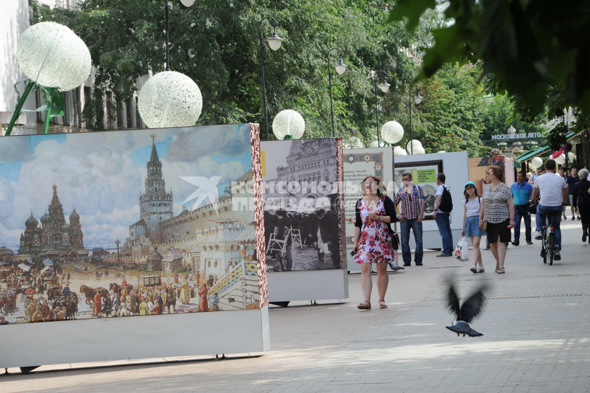 Москва. Прохожие гуляют  в историческом арт-лабиринте `Московская летопись`, который расположился в   Лаврушинском переулке .