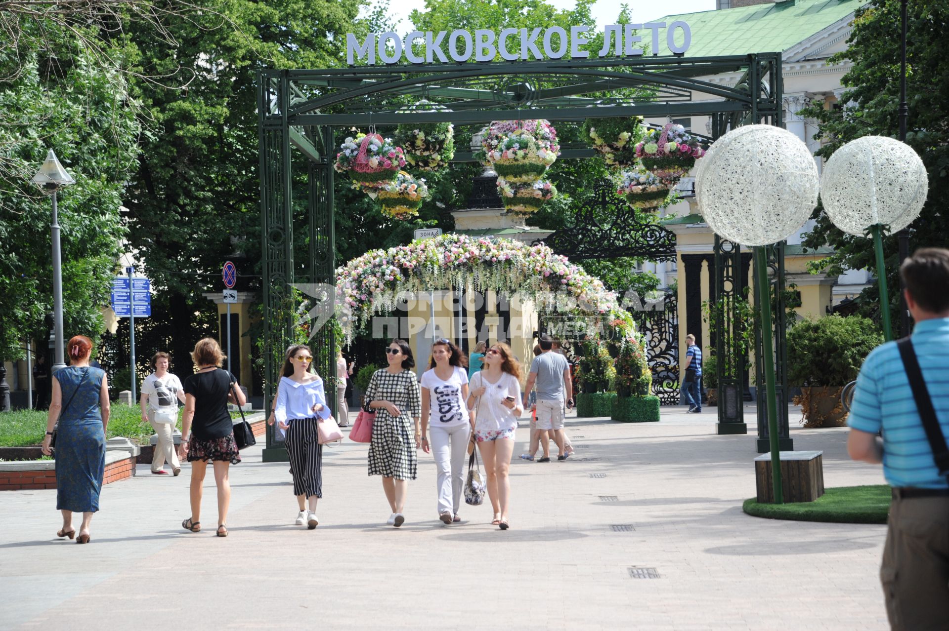 Москва. Прохожие гуляют  в историческом арт-лабиринте `Московская летопись`, который расположился в   Лаврушинском переулке .