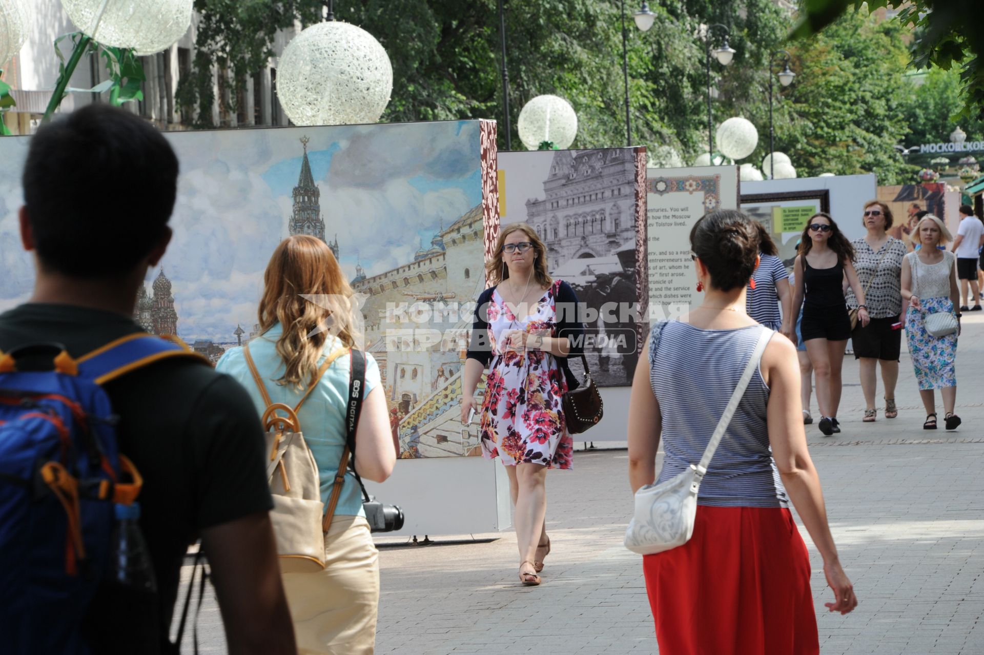 Москва. Прохожие гуляют  в историческом арт-лабиринте `Московская летопись`, который расположился в   Лаврушинском переулке .