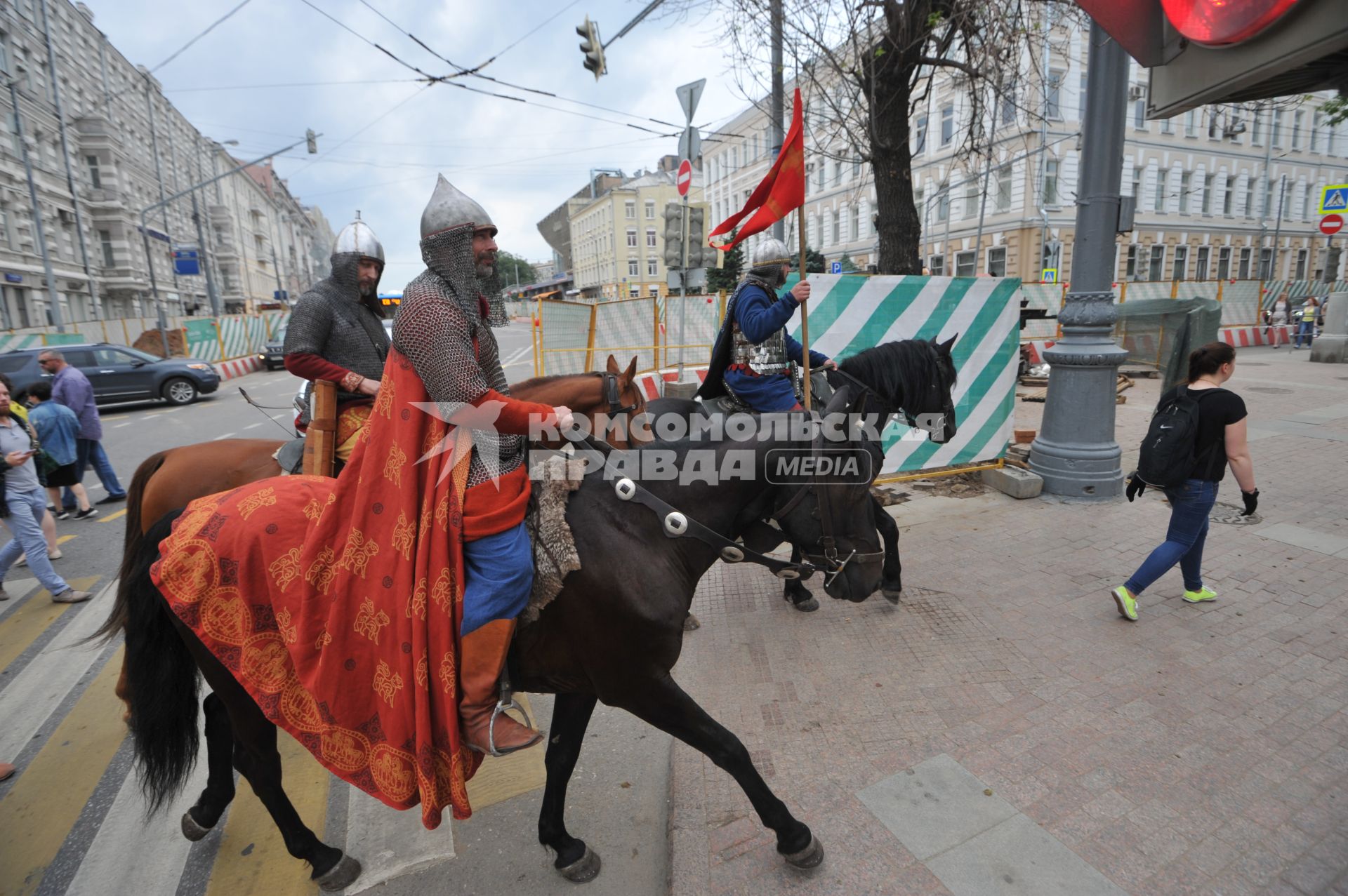 Москва. Три богатыря будут охранять порядок на улицах города в рамках  фестиваля `Наш продукт`и исторического проекта `Ратоборцы`.