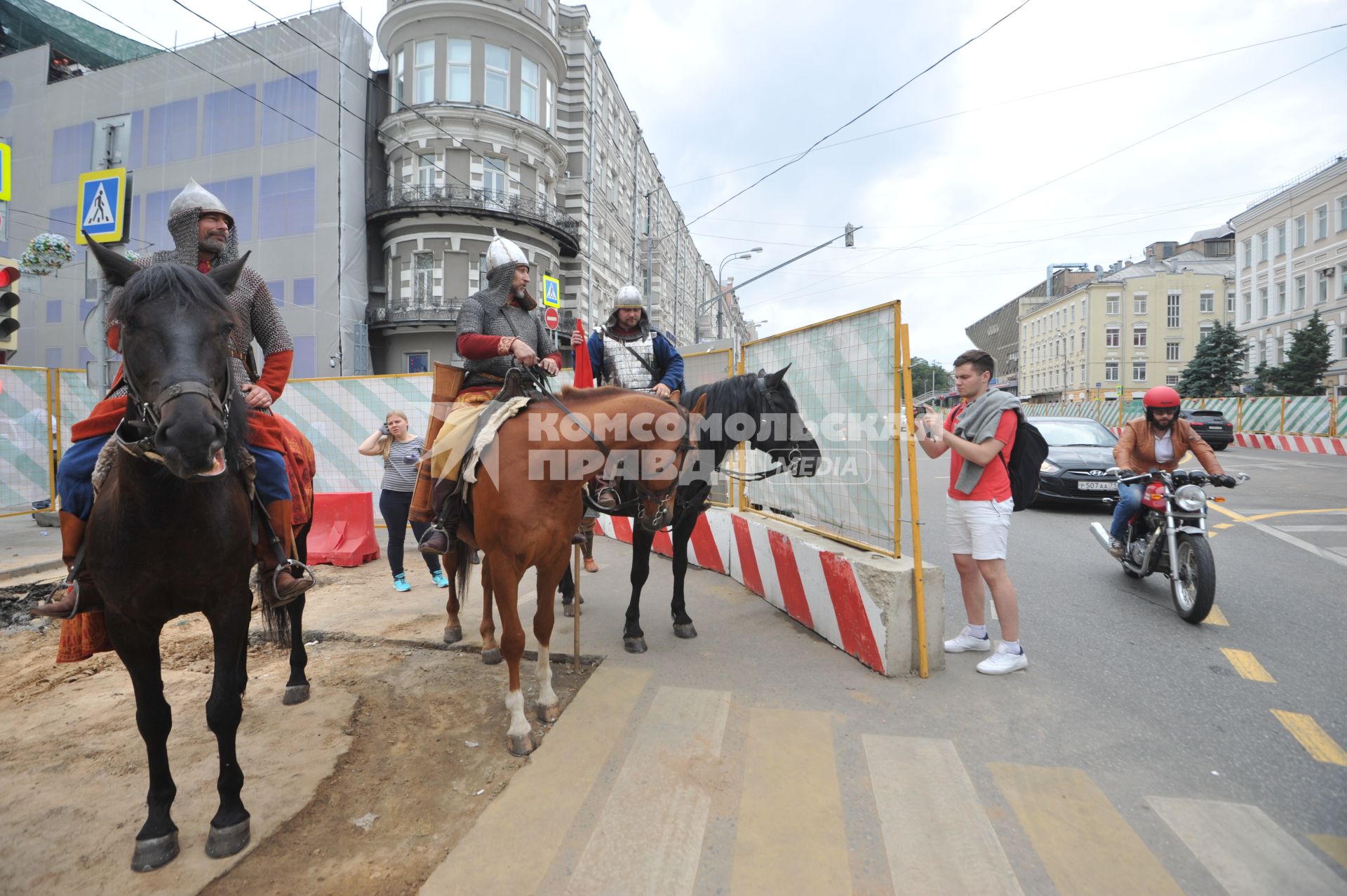 Москва. Три богатыря будут охранять порядок на улицах города в рамках  фестиваля `Наш продукт`и исторического проекта `Ратоборцы`.