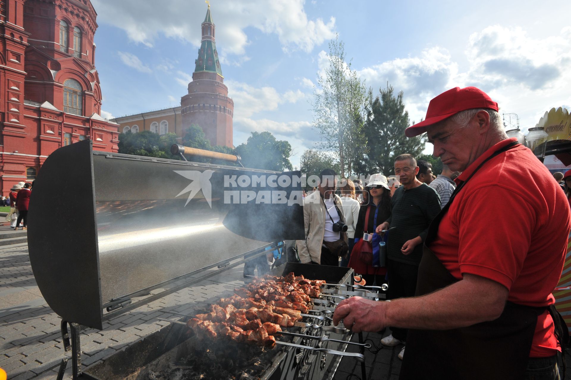 Москва.   Мужчина жарит шашлык на   историко-гастрономическом  фестивале `Наш продукт` в рамках уличных праздников `Московские сезоны` на  Площади Революции.