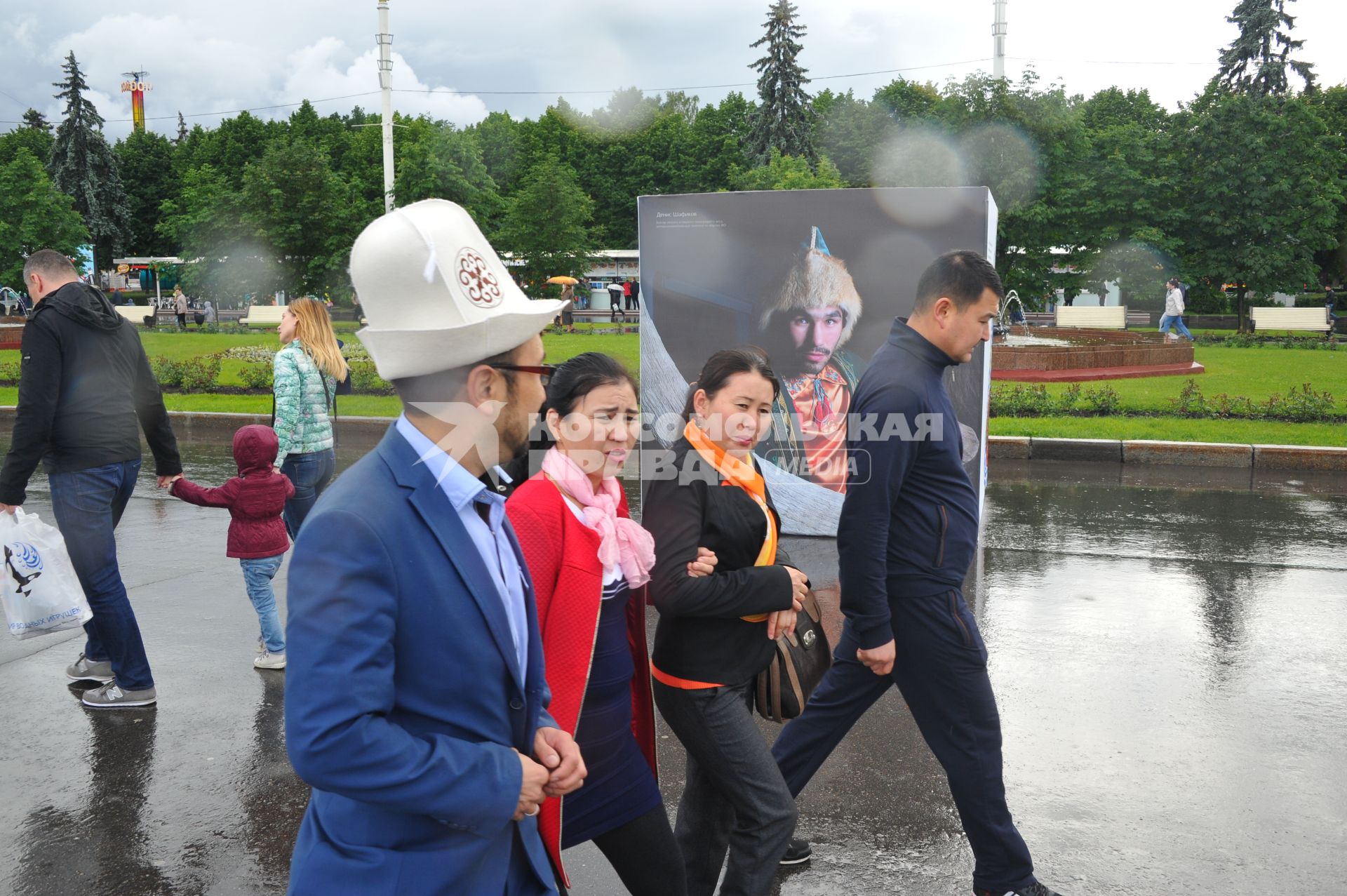 Москва.  Прохожие  на центральной аллее ВДНХ ,где открылась  фотовыставка  `Многонациональная Россия`.