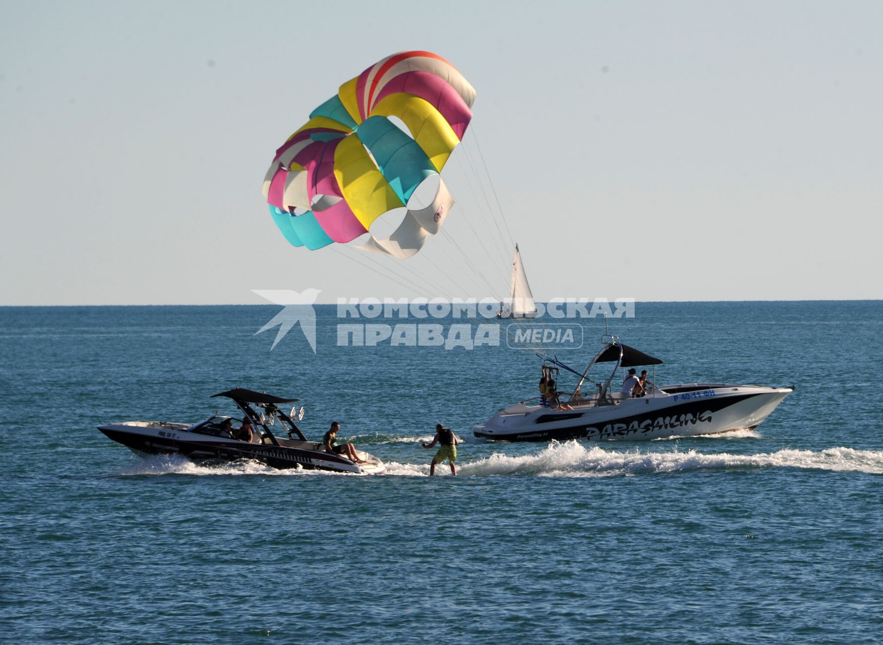 Сочи. Моторная лодка с водным парашютом.