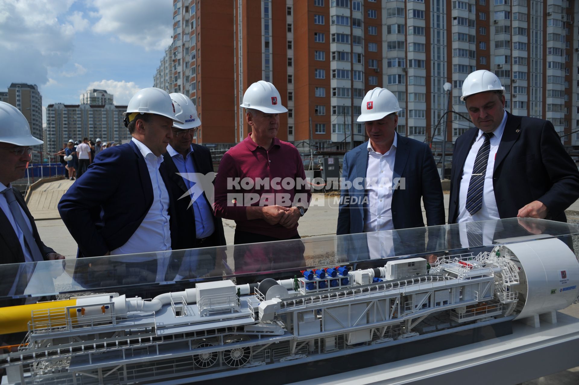 Москва. Мэр Москвы Сергей Собянин (в центре) и начальник Московского метрополитена Дмитрий Пегов (справа) осмотрели ход строительства станции `Некрасовка` Кожуховской линии Московского метрополитена.