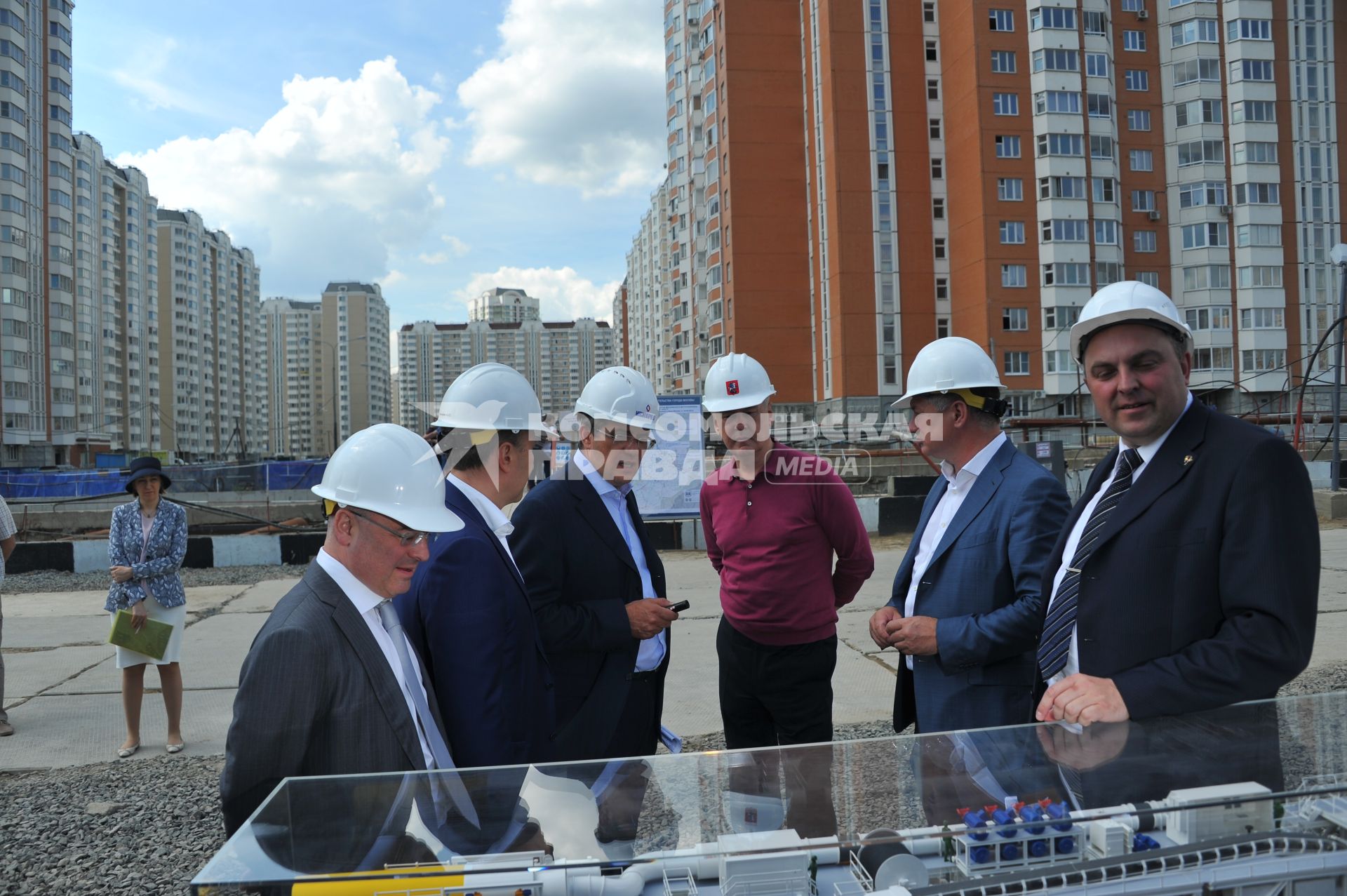 Москва. Мэр Москвы Сергей Собянин (в центре) и начальник Московского метрополитена Дмитрий Пегов (справа) осмотрели ход строительства станции `Некрасовка` Кожуховской линии Московского метрополитена.