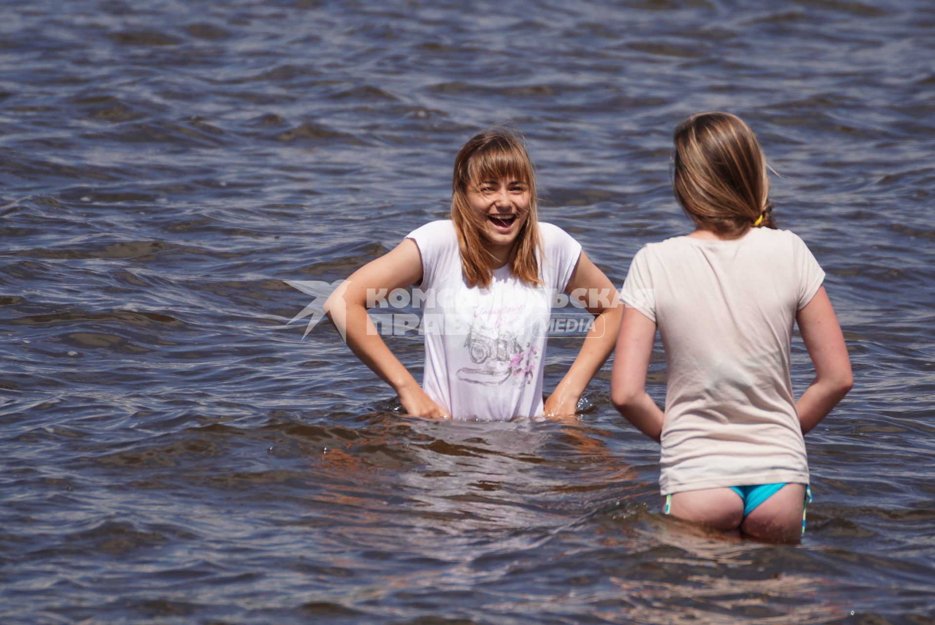 Екатеринбург. Девушки купаются в водах ВИЗовского пруда