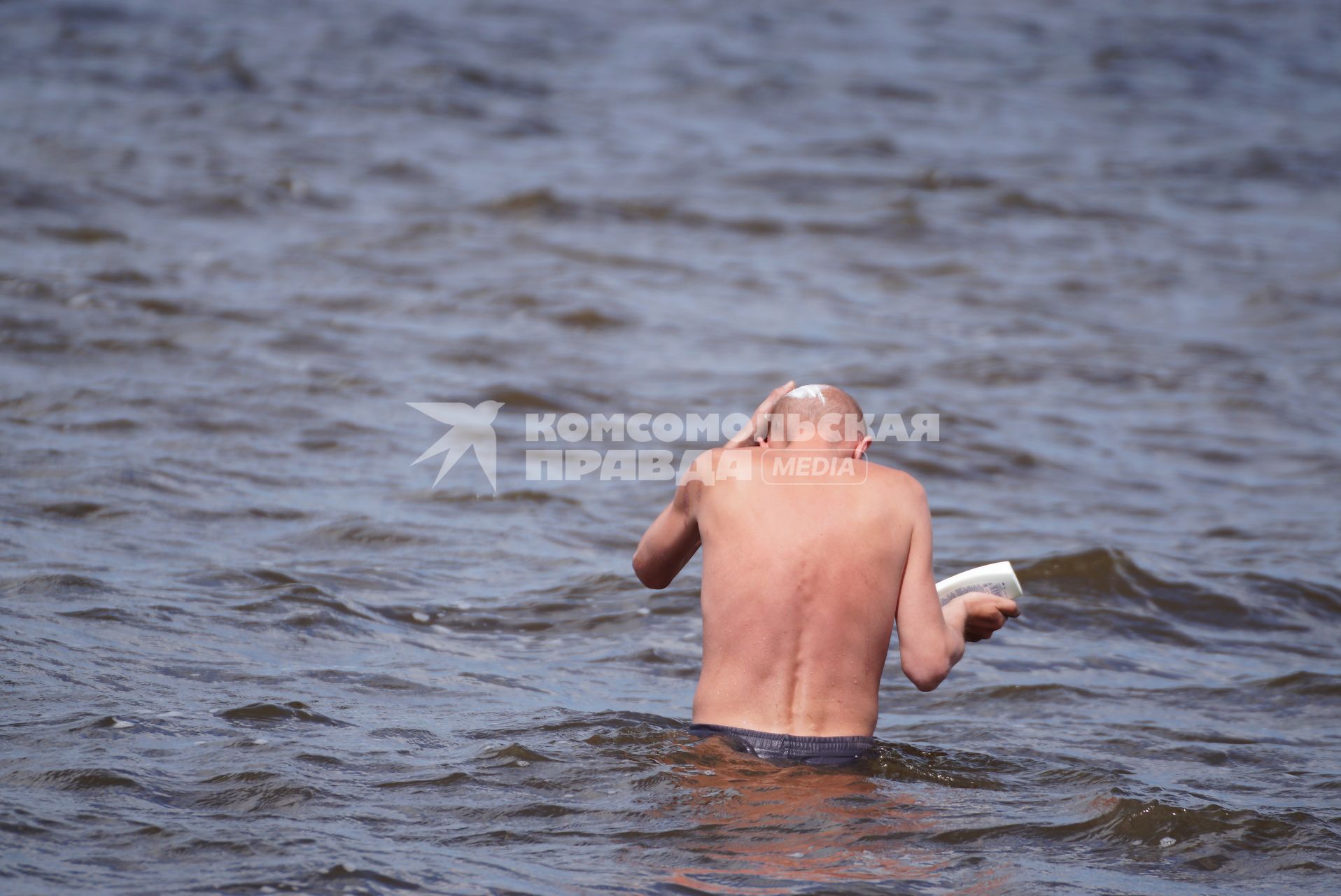 Екатеринбург. Мужчина с шампунем моет голову в воде ВИЗовского пруда