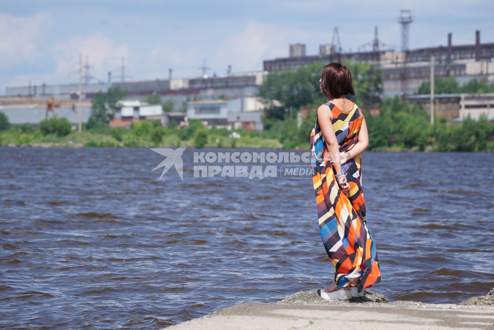 Екатеринбург. Девушка стоит на пирсе у ВИЗовского пруда