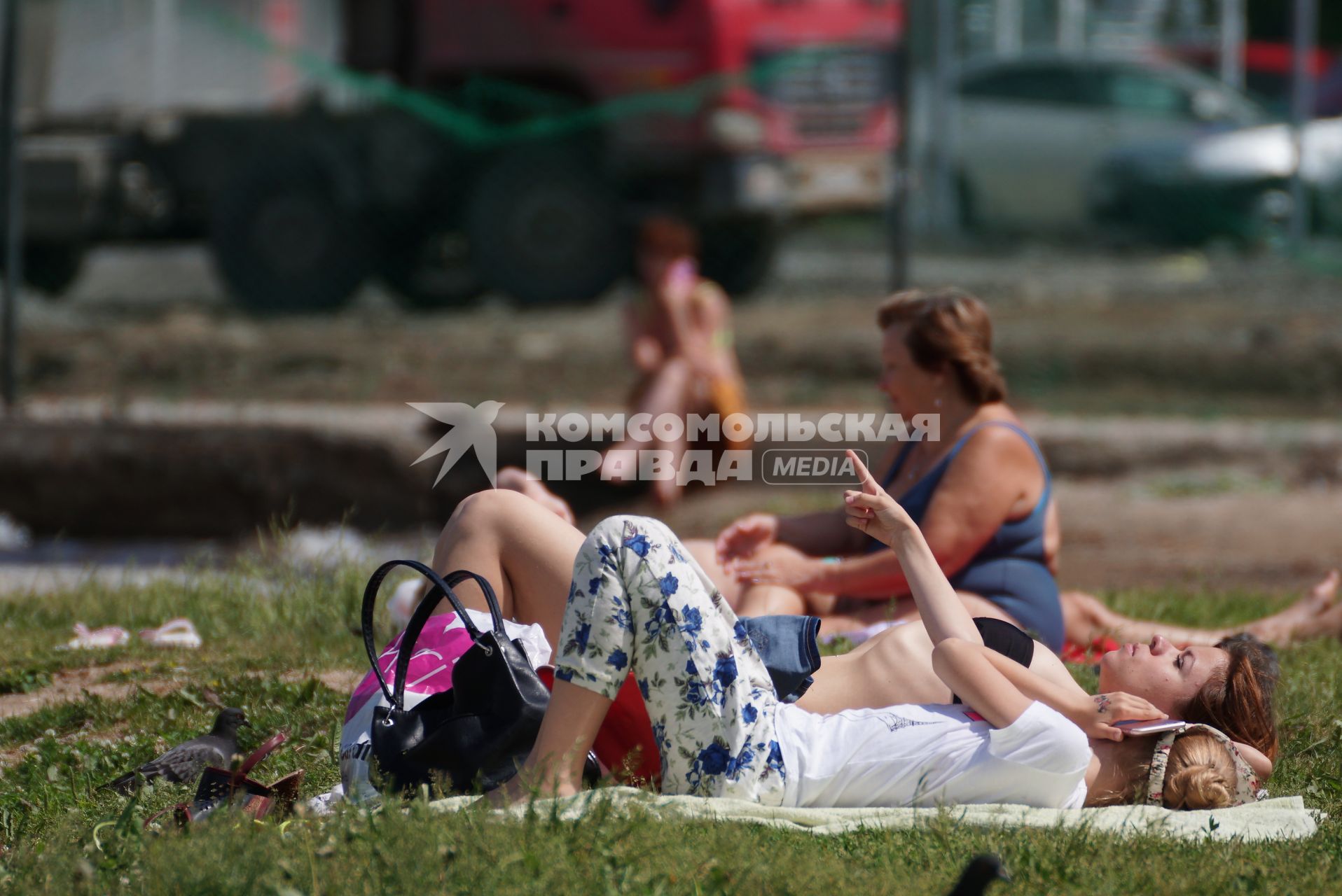 Екатеринбург. Женщина с дочкой загарают на городском пляже у ВИЗовского пруда