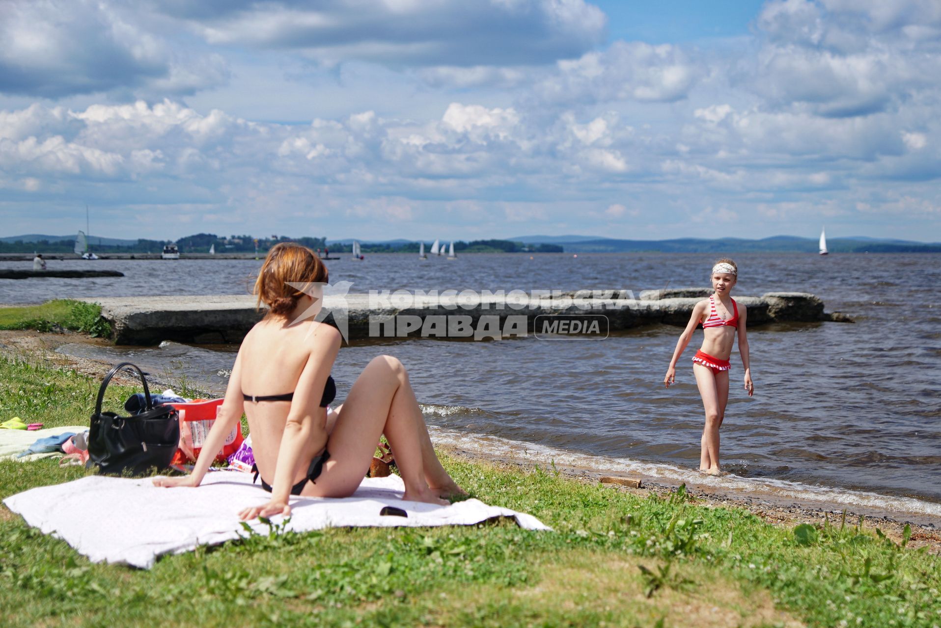 Екатеринбург. Женщина с дочкой на городском пляже у ВИЗовского пруда