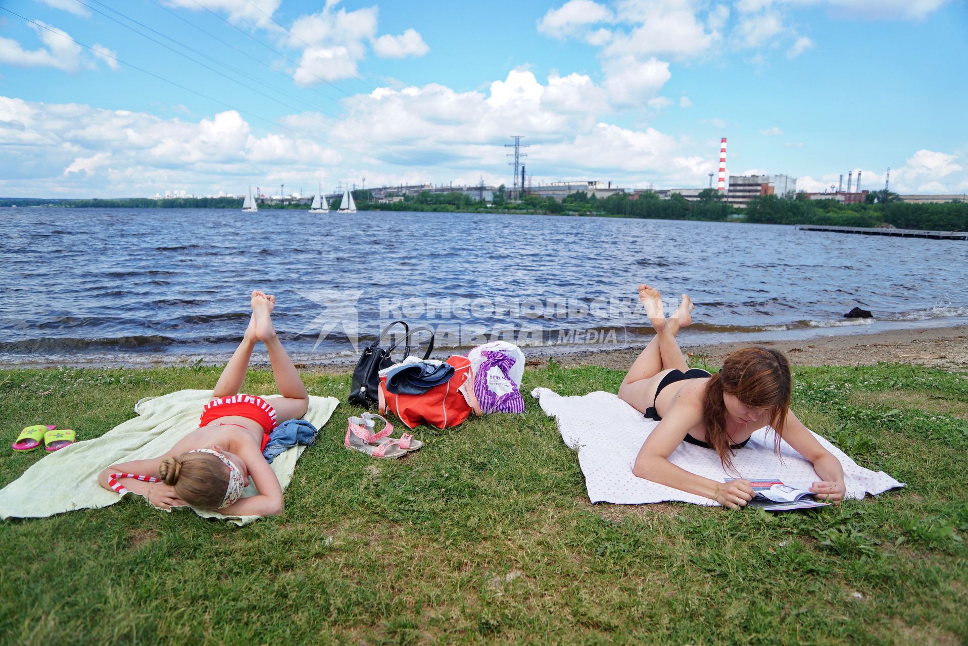 Екатеринбург. Женщина с дочкой загарают на городском пляже у ВИЗовского пруда