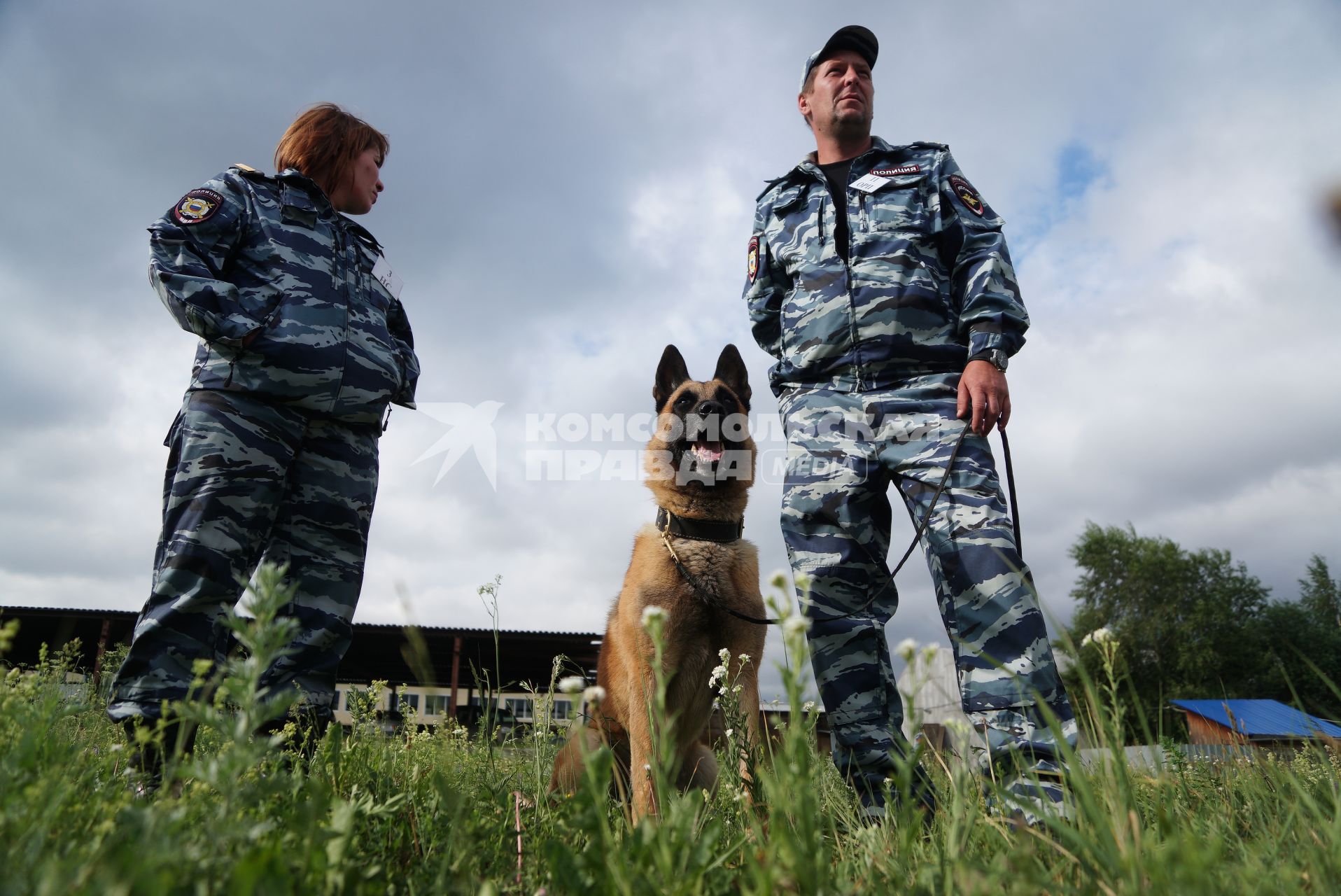 Екатеринбург. Полицейский-кинолог с своей служебной собакой на областных соревнованиях кинологов МВД и Таможни