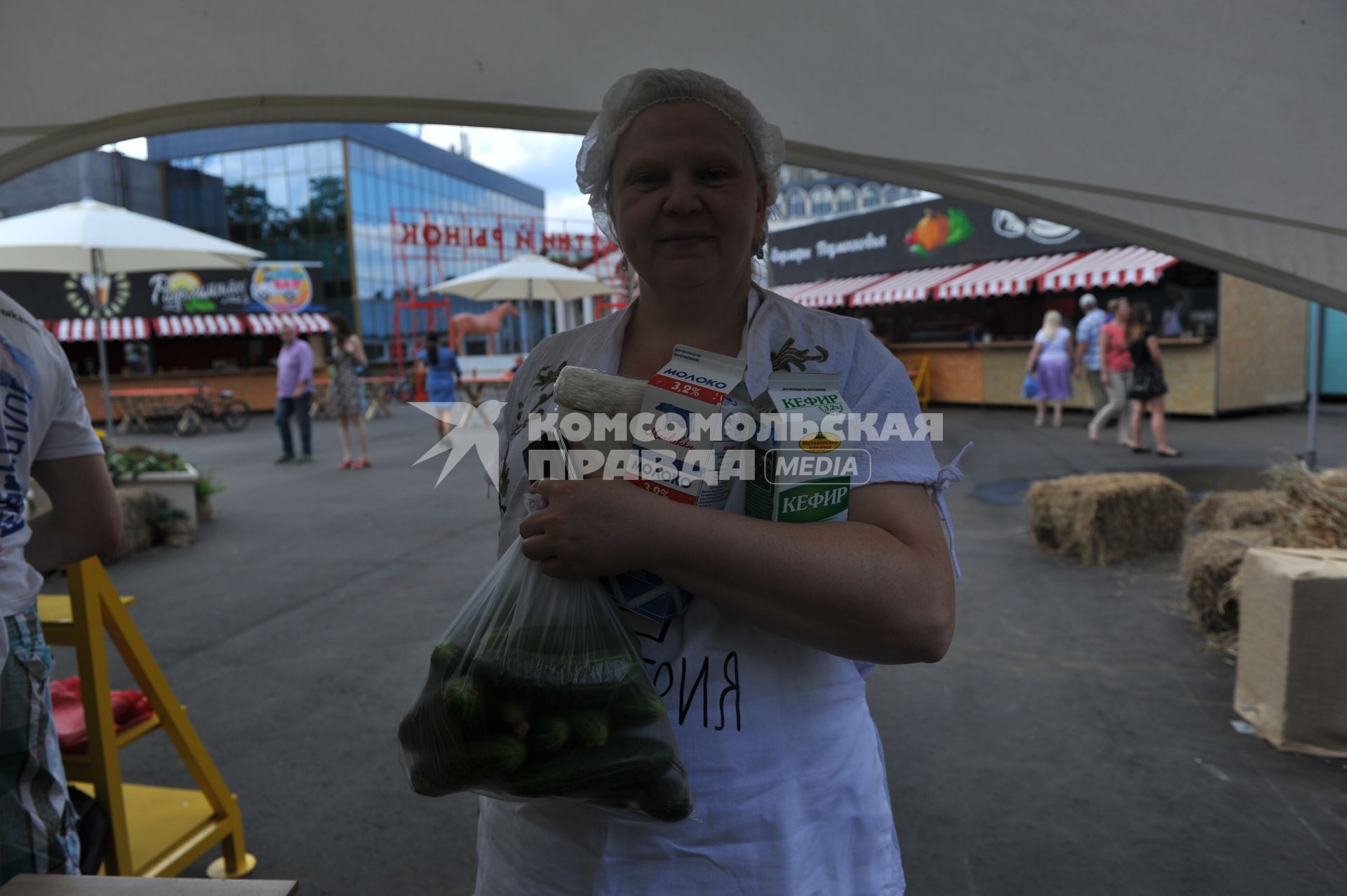 Москва.  Покупательница на ярмарке выходного дня на ВДНХ.