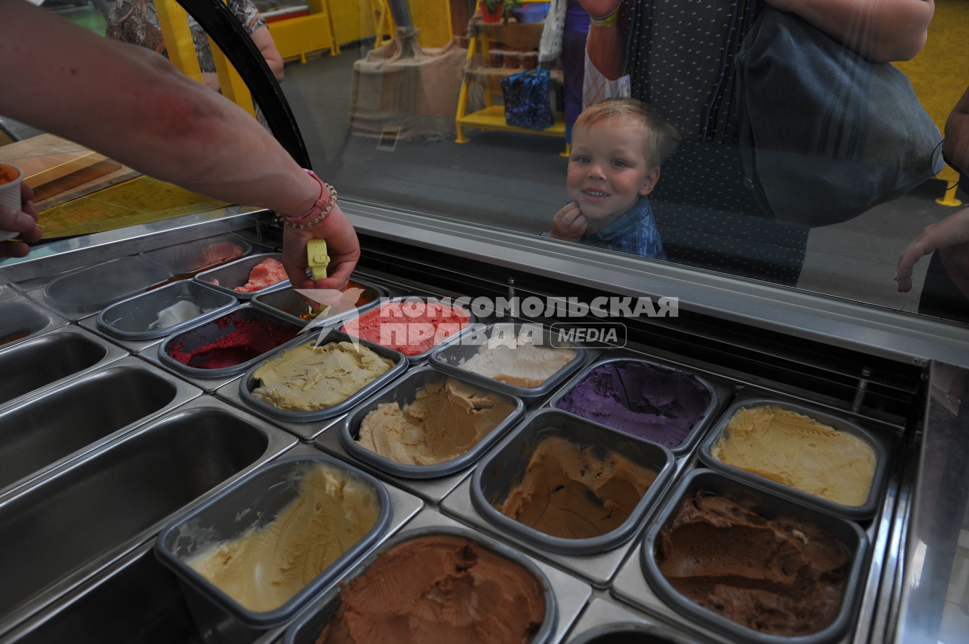 Москва.   Продажа мороженого на ярмарке выходного дня на ВДНХ.