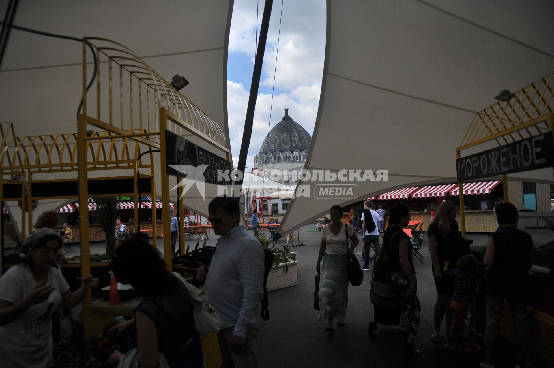 Москва.  Покупатели на ярмарке выходного дня на ВДНХ.