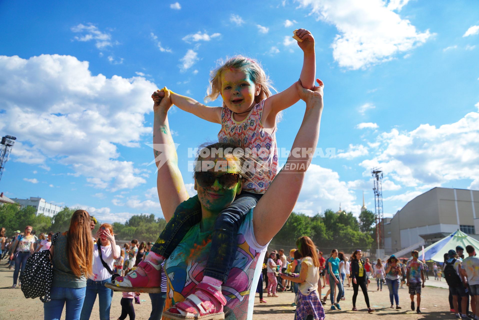 Екатеринбург. Участники фестиваля красок \"Холи фест\"