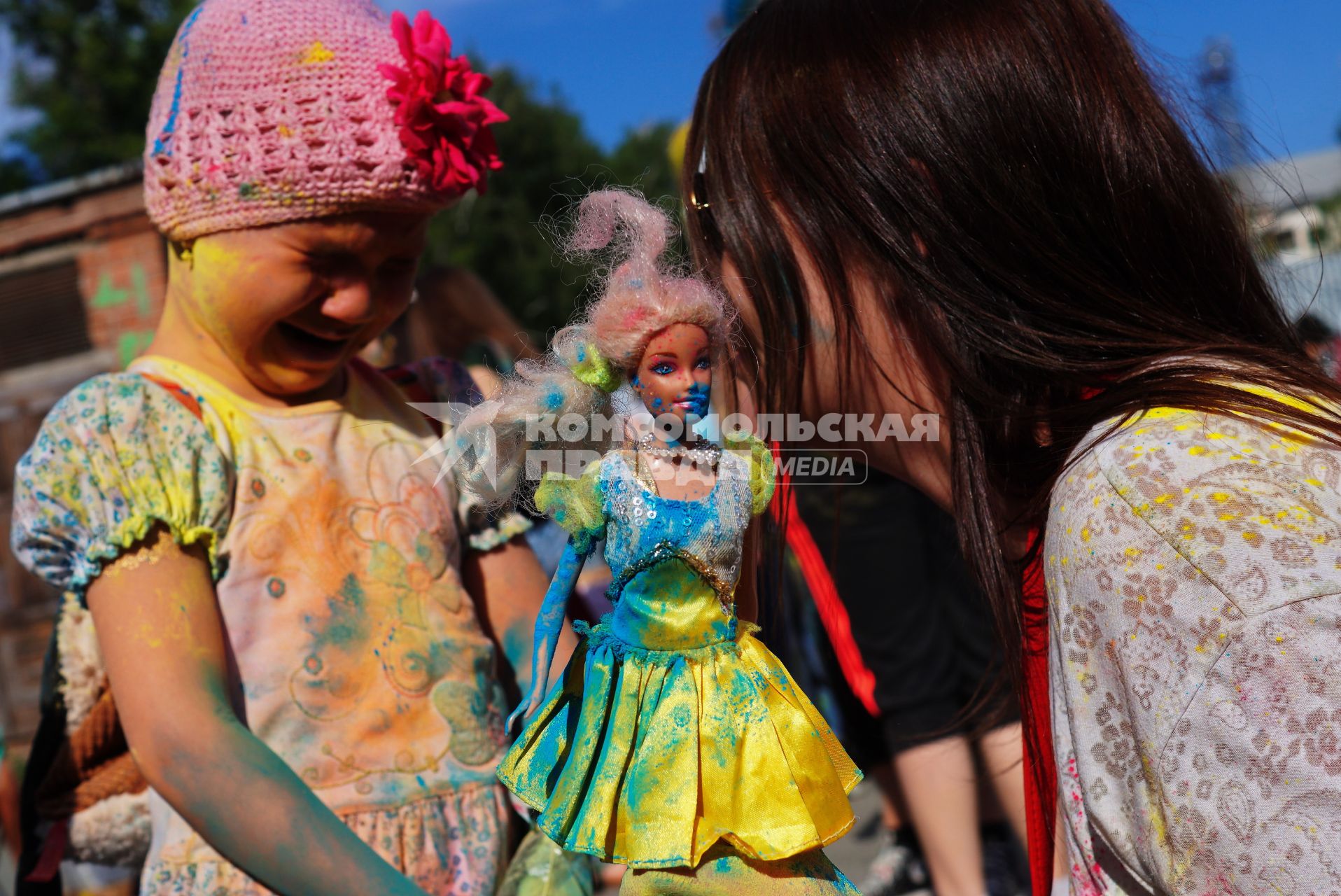 Екатеринбург. Маленькая девочка плачет из-за запачканой красками холи куклы Барби, во время фестиваля красок \"Холи фест\"