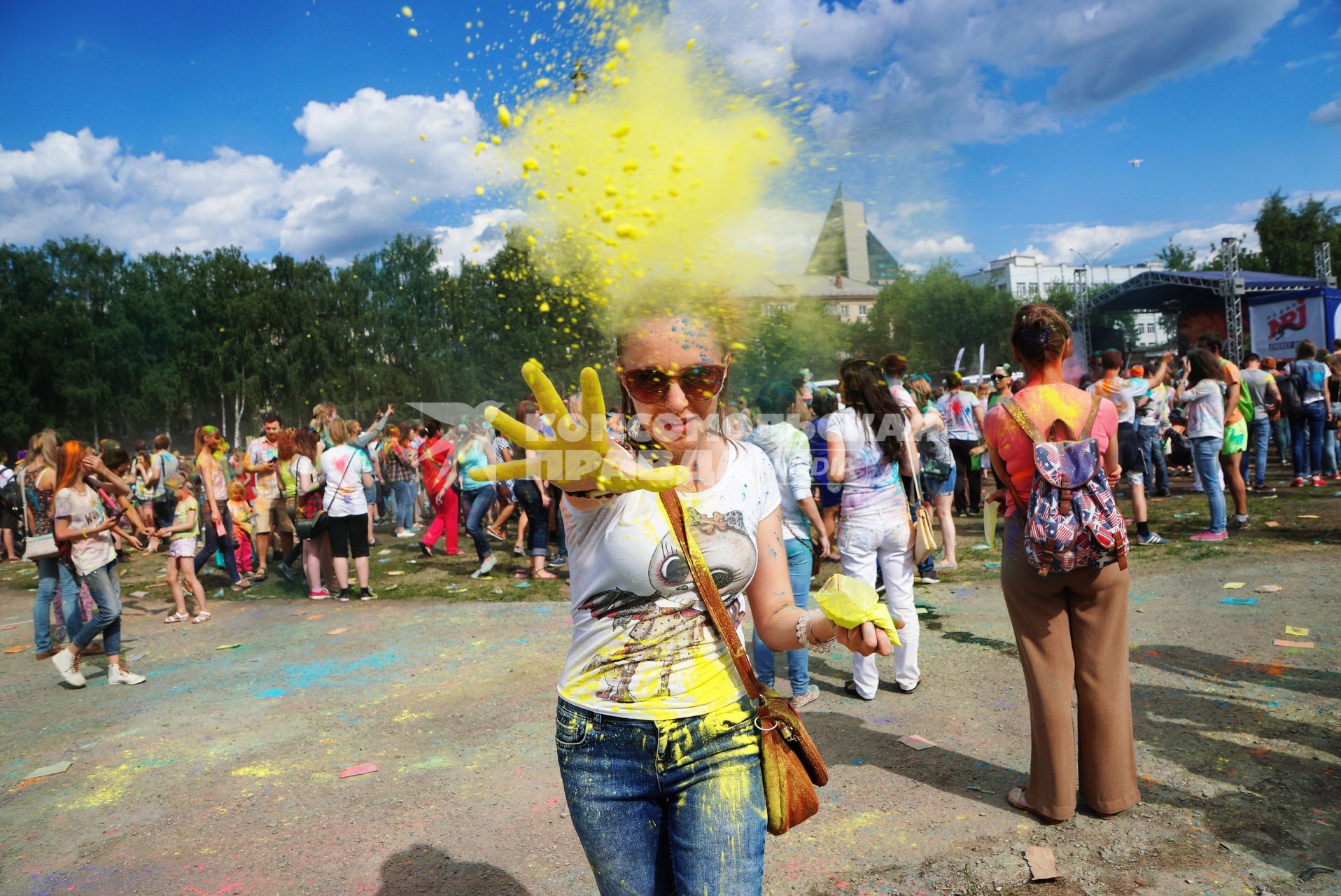 Екатеринбург. Участники фестиваля красок \"Холи фест\"