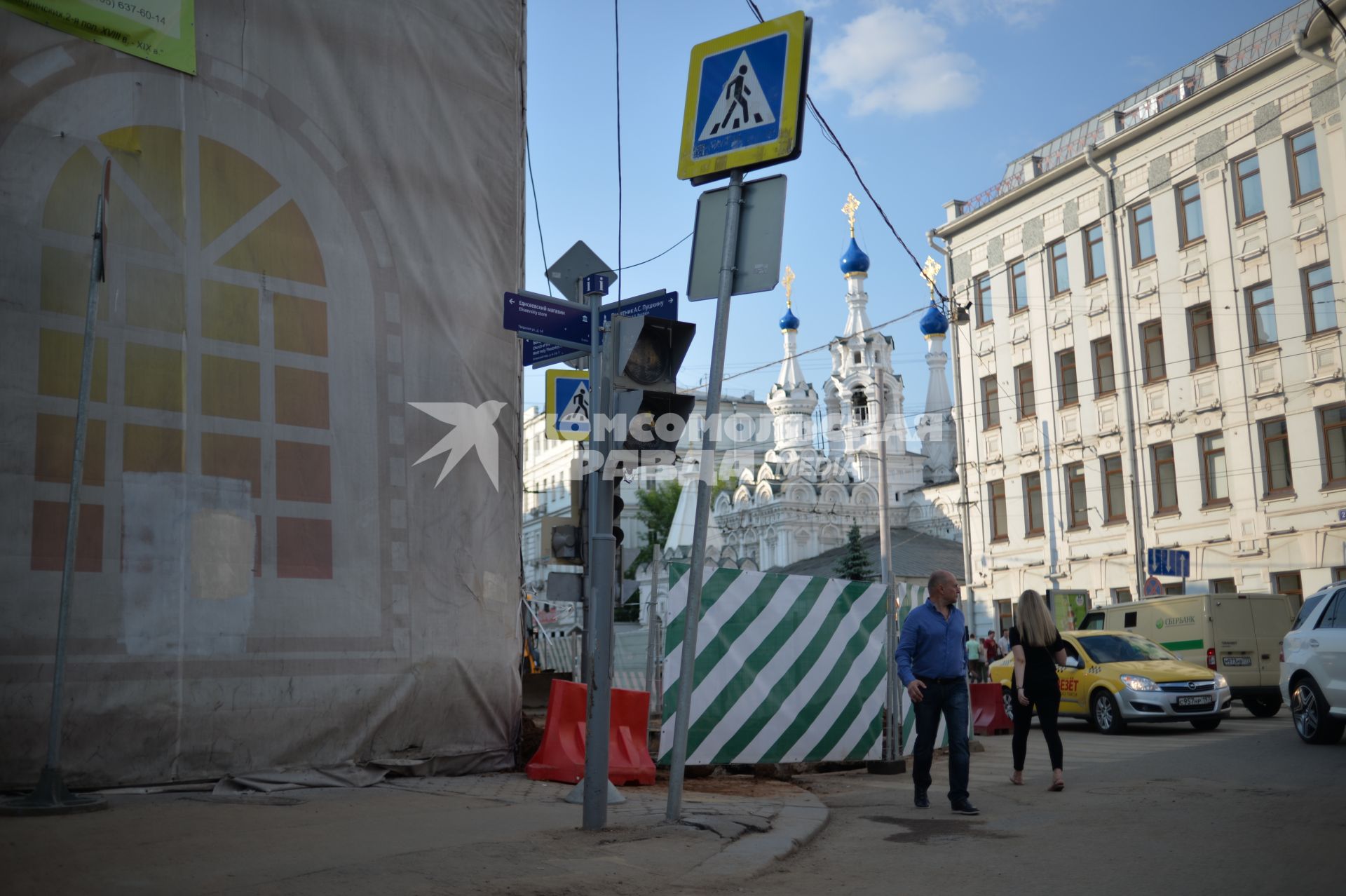 Москва.    Ремонтные работы по благоустройству   в Большом Путинковском переулке.