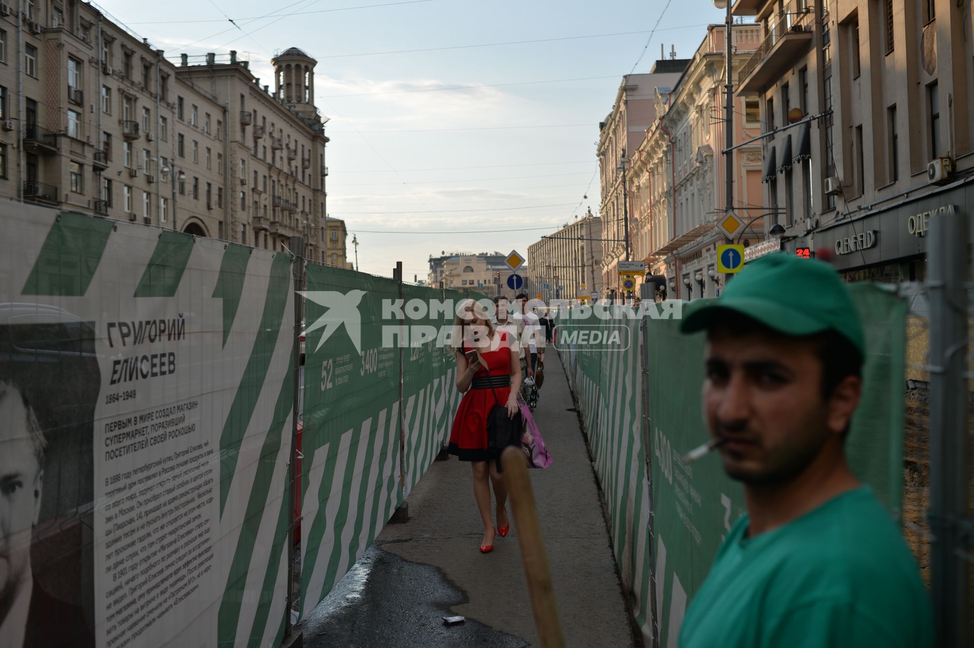 Москва.   Люди идут по временному переходу во время ремонтных работ по благоустройству на Тверской улице.