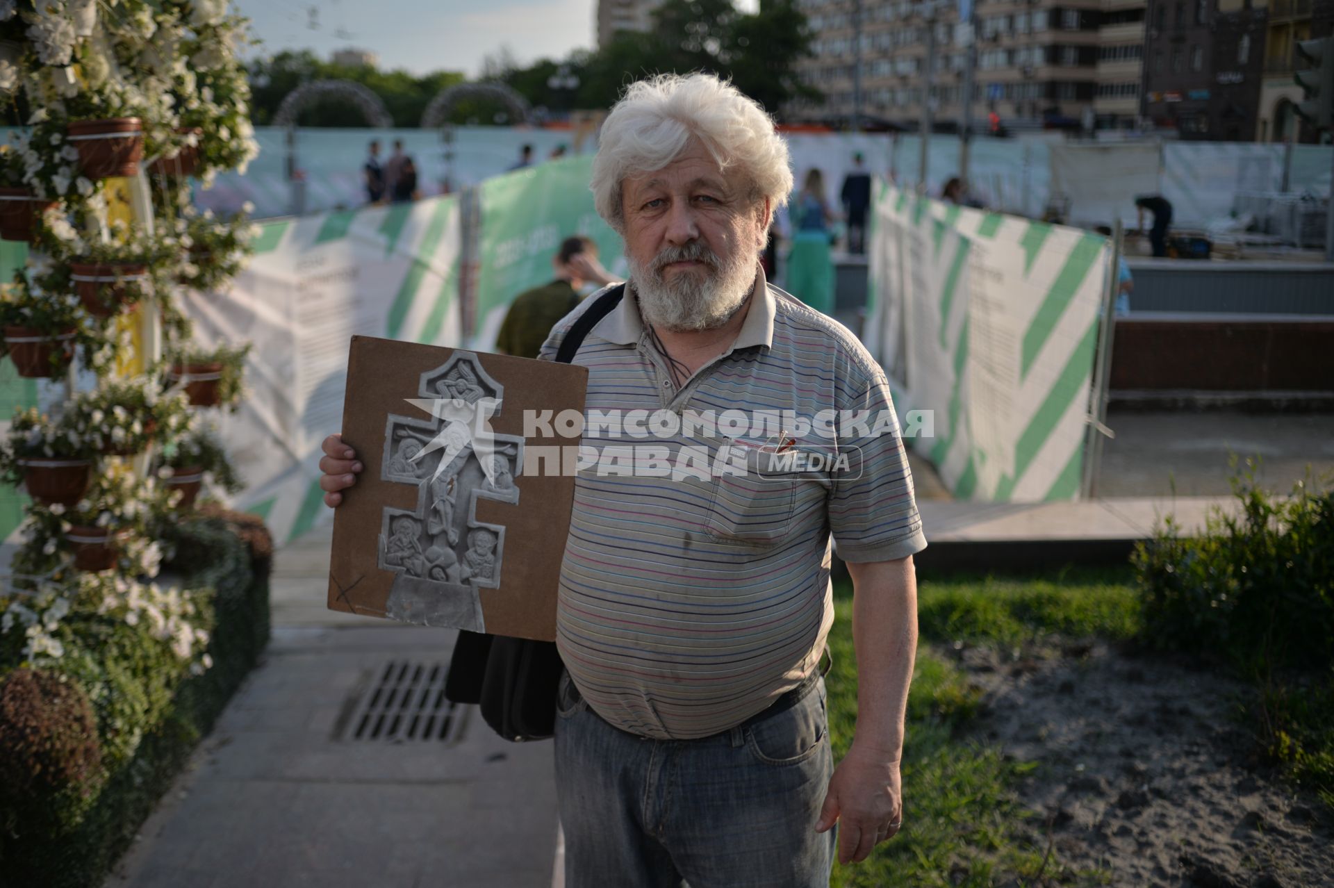 Москва.    Мужчина с изображением православного креста  на Пушкинской площади.