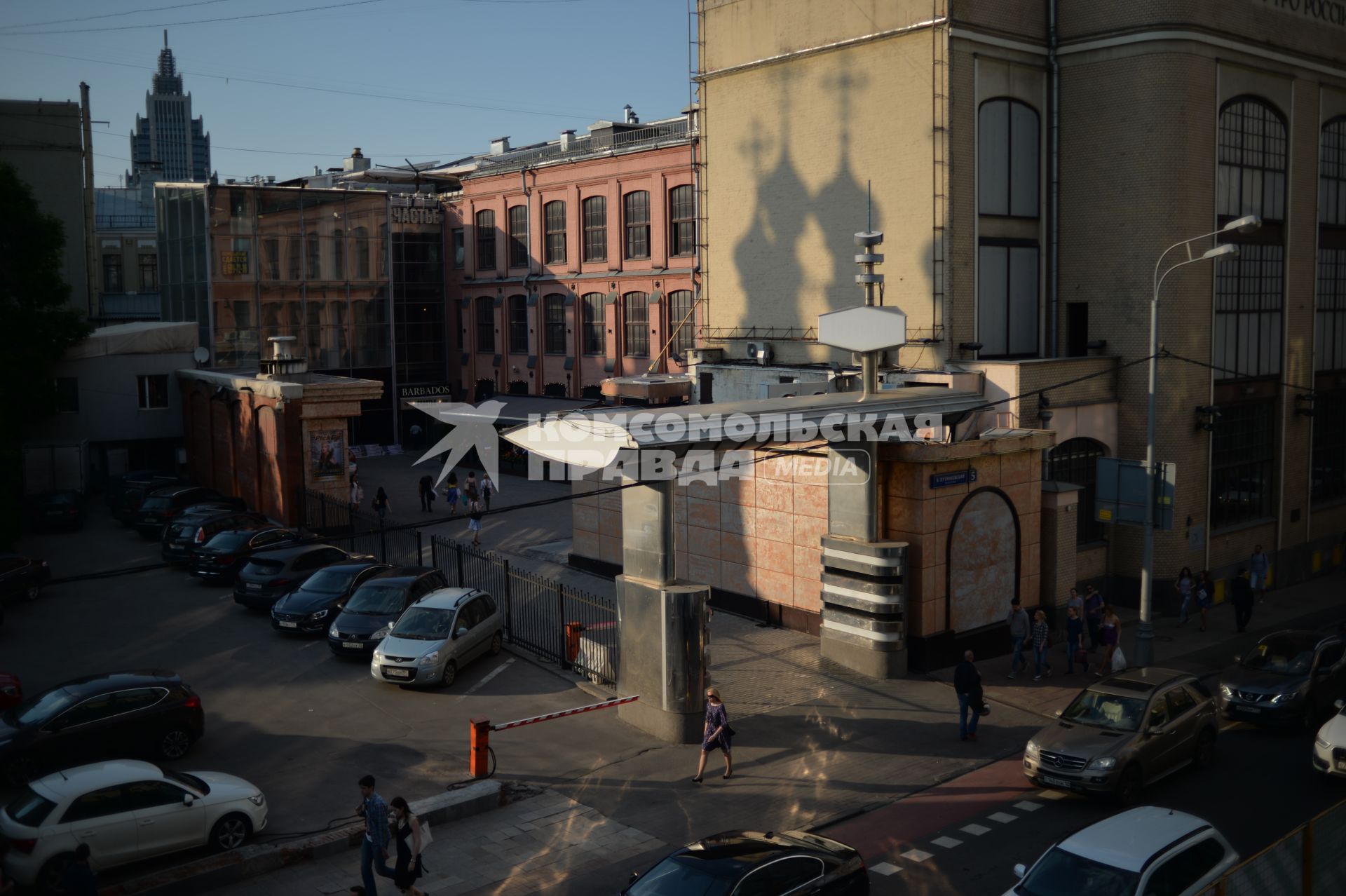 Москва.    Ремонтные работы по благоустройству   в Большом Путинковском переулке.