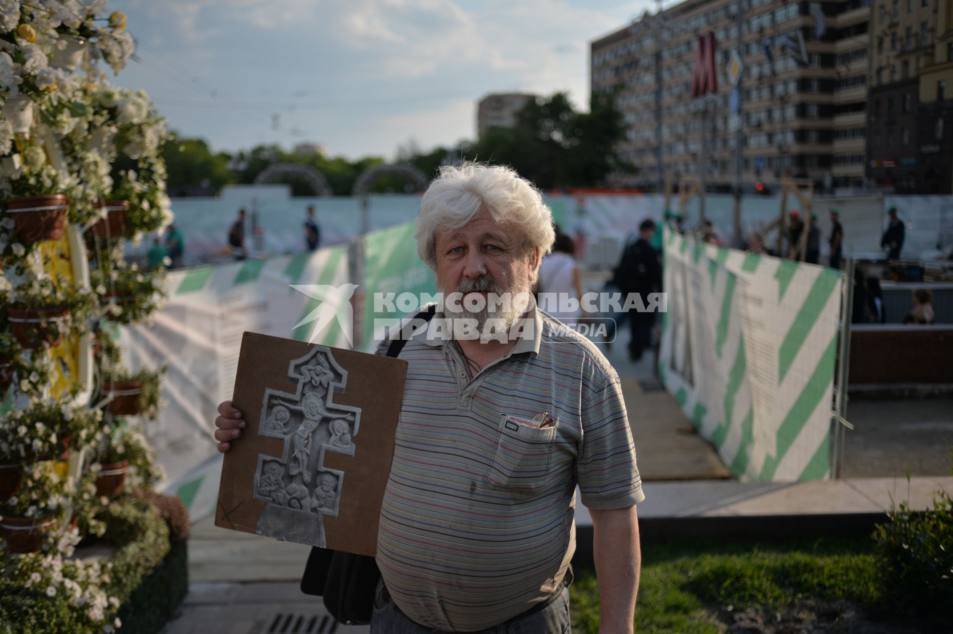 Москва.    Мужчина с изображением православного креста  на Пушкинской площади.