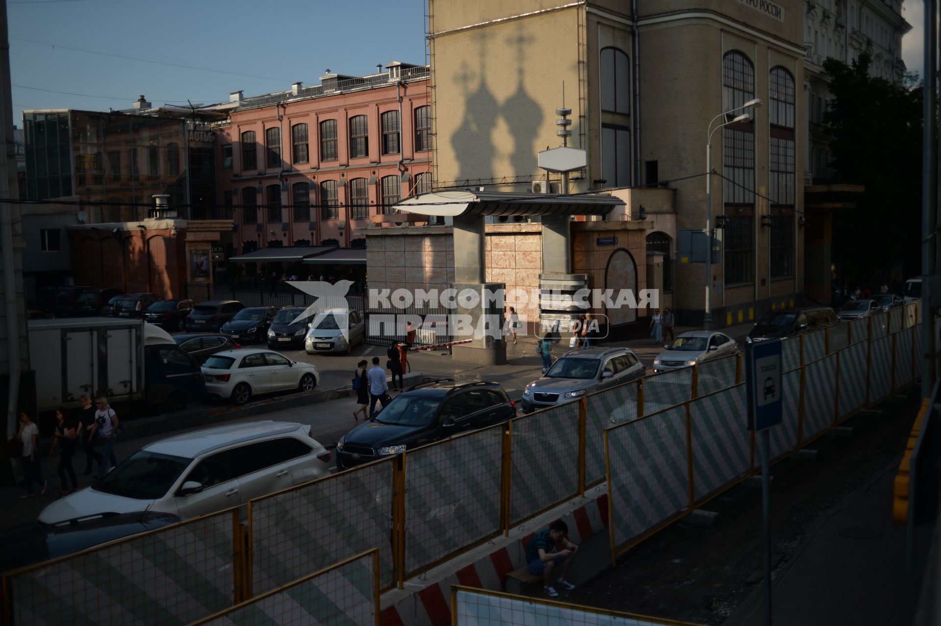 Москва.    Ремонтные работы по благоустройству   в Большом Путинковском переулке.