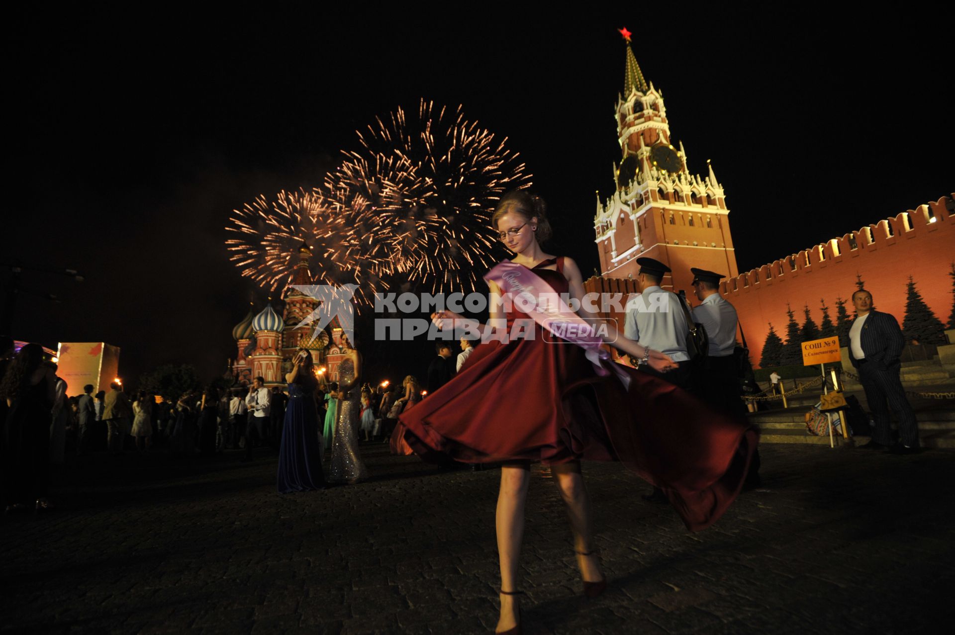 Москва.  Выпускники гуляют и танцуют   на Красной площади.