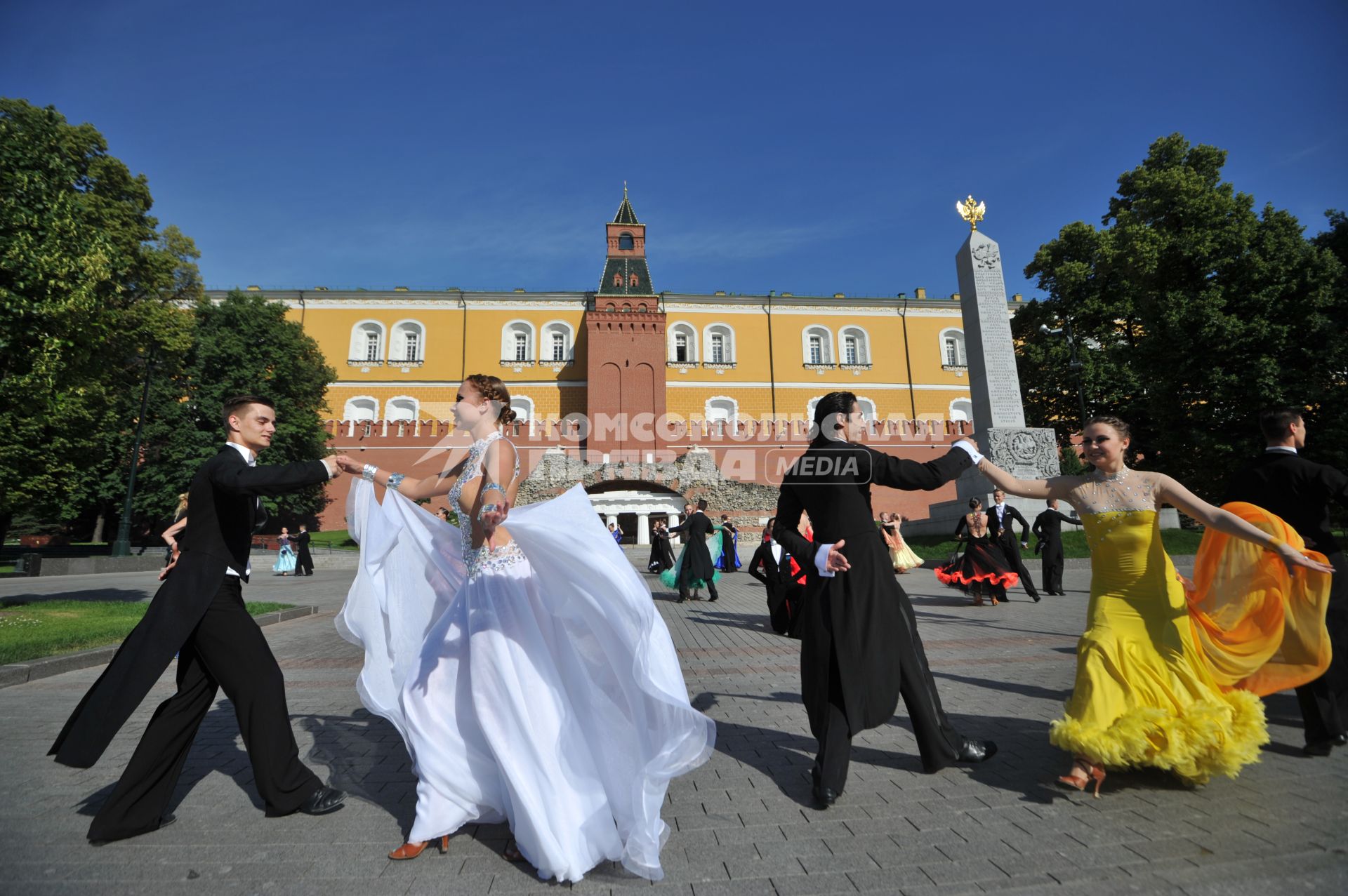 Москва. Выпускники танцуют в Александровском саду.